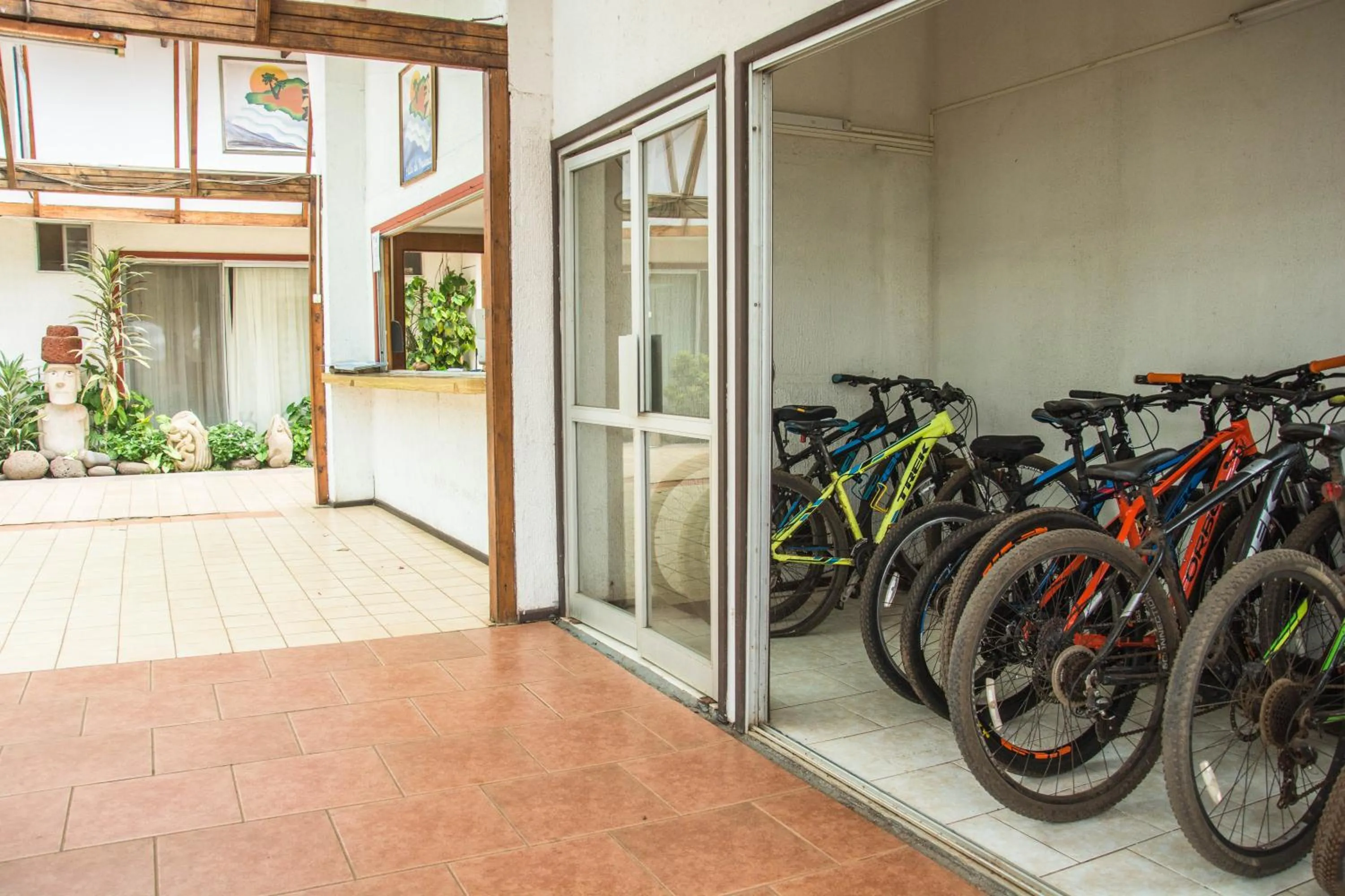 Cycling in Hotel Hotu Matua by EI