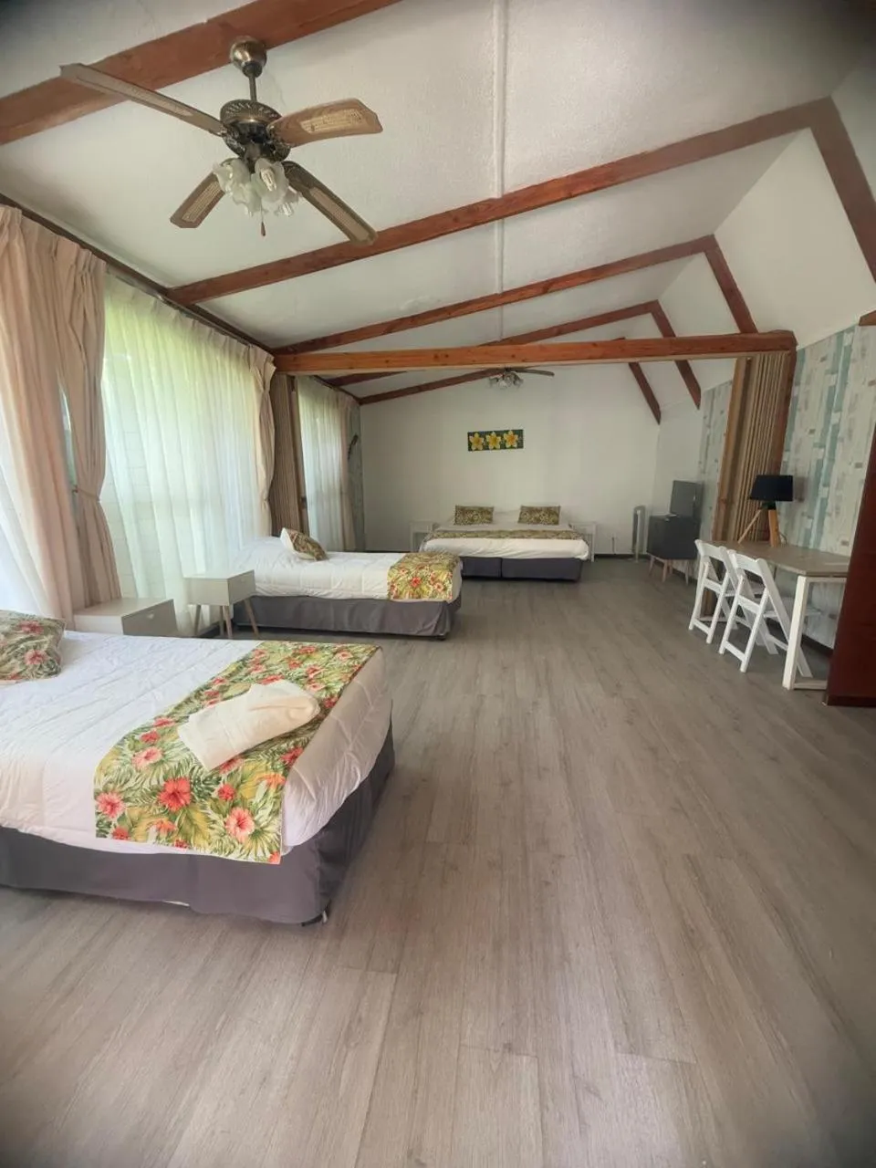 Photo of the whole room, Bed in Hotel Hotu Matua by EI