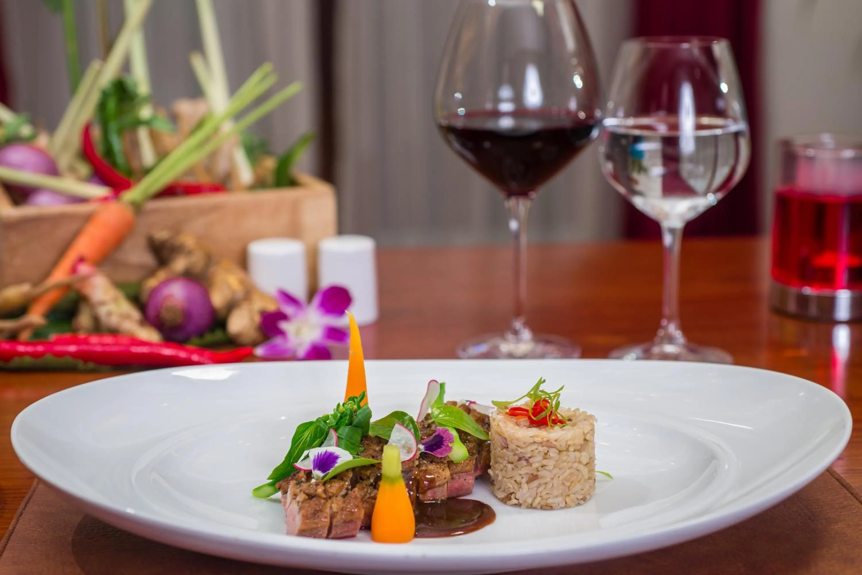 Food and drinks in THE PRIVILEGE FLOOR by Lotus Blanc