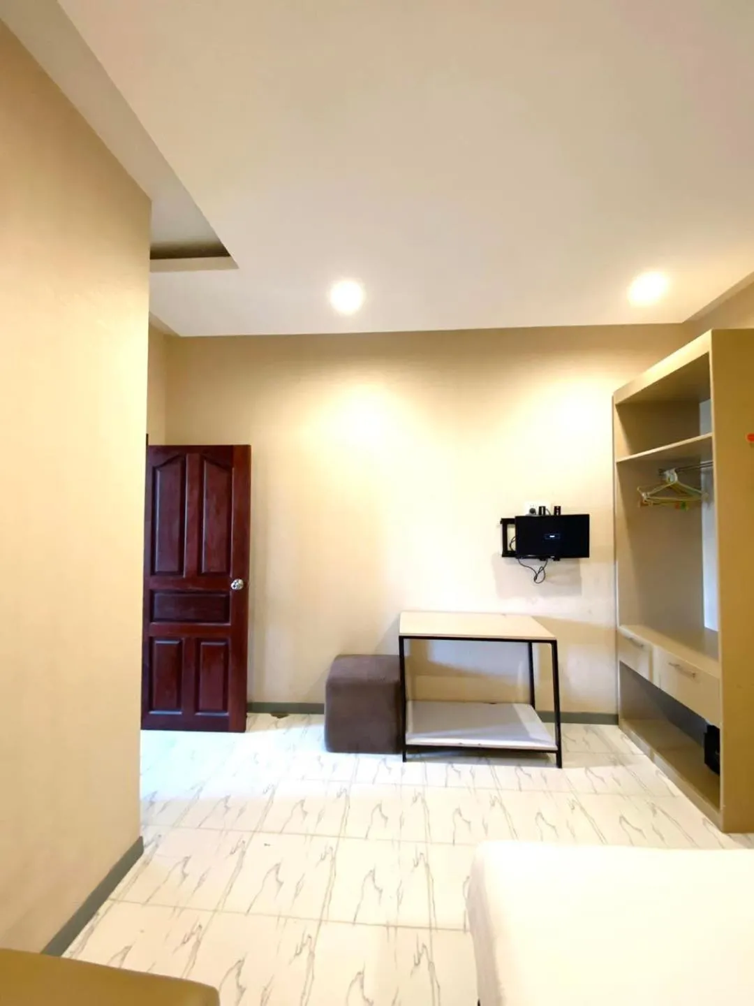 White Residence Hotel & Apartment