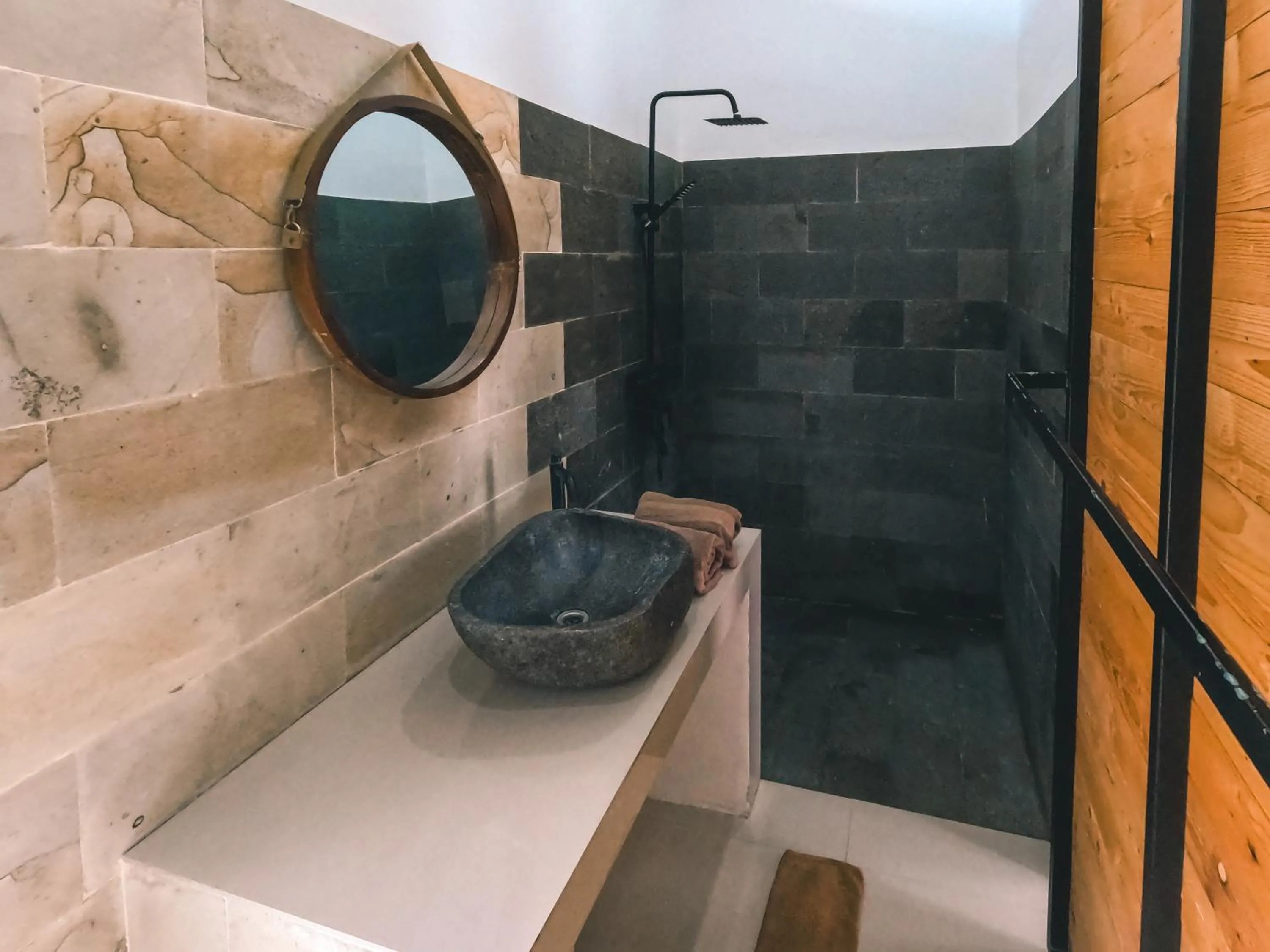 Shower in Zavana rooms & Restaurant