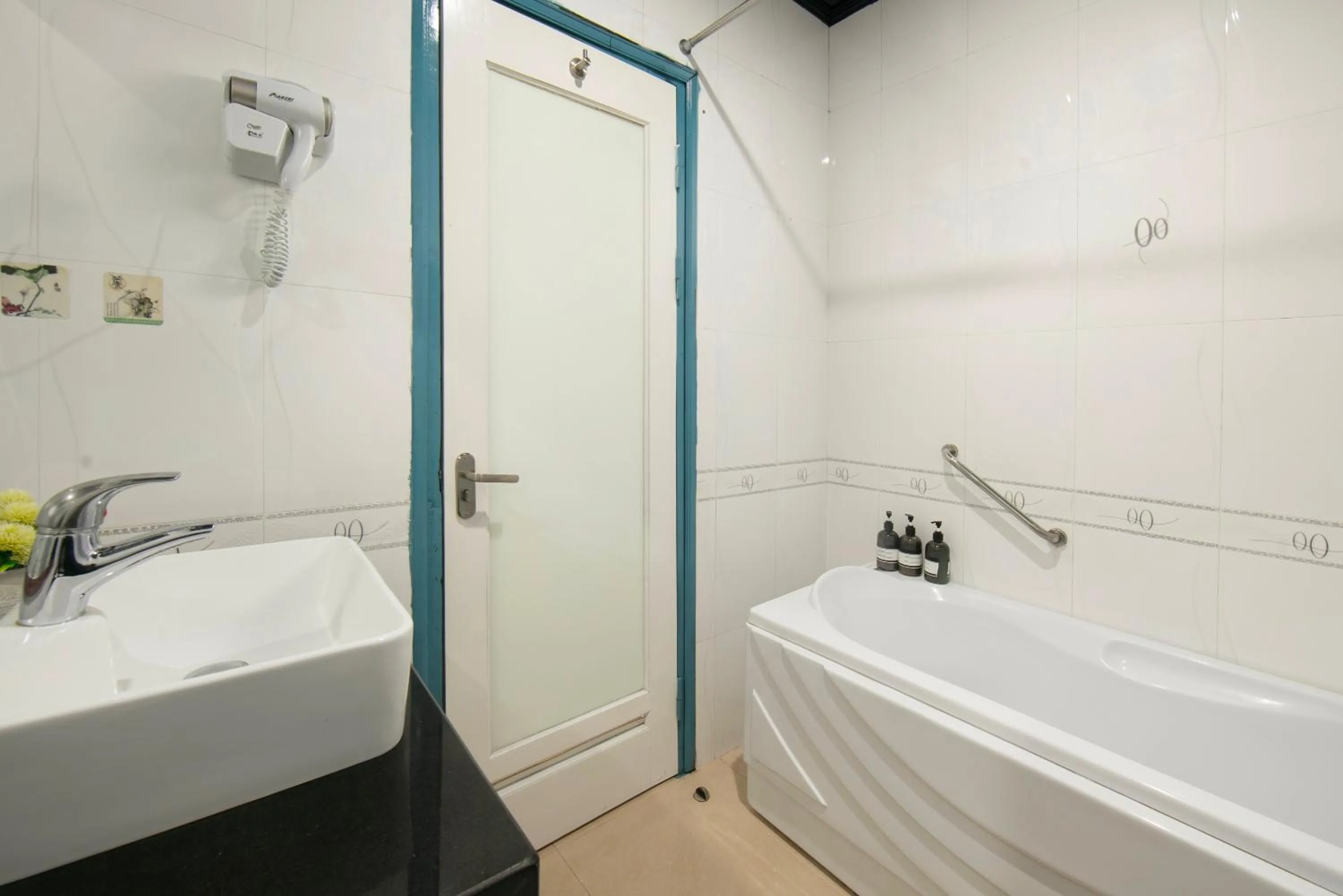 Shower in Diamond Nostalgia Hotel & Spa