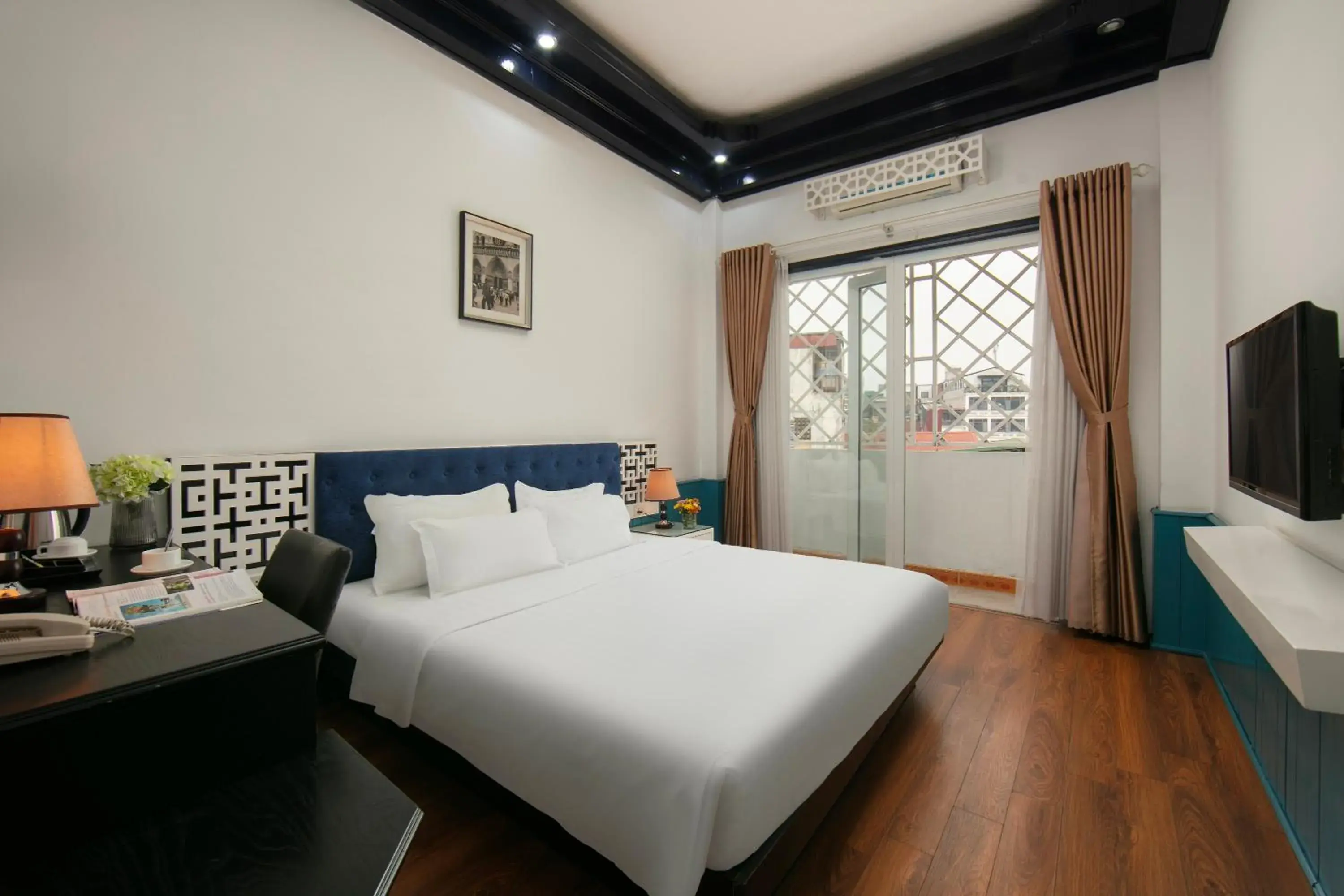 Deluxe Double Room with Balcony in Hanoi Solo Hostel Deluxe Double Room with Balcony in Hanoi Solo Hostel