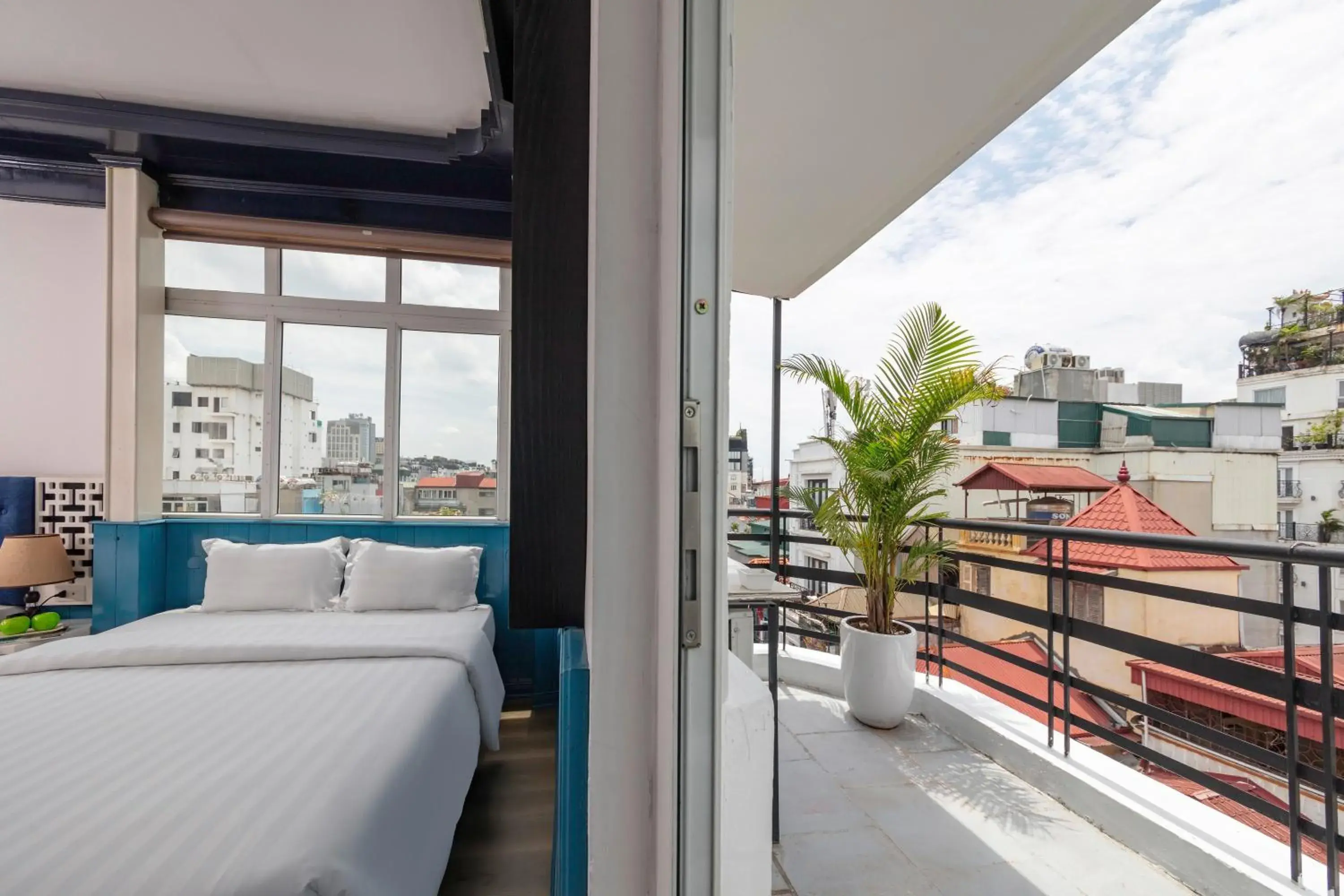 Family Room with Balcony in Hanoi Solo Hostel Family Room with Balcony in Hanoi Solo Hostel