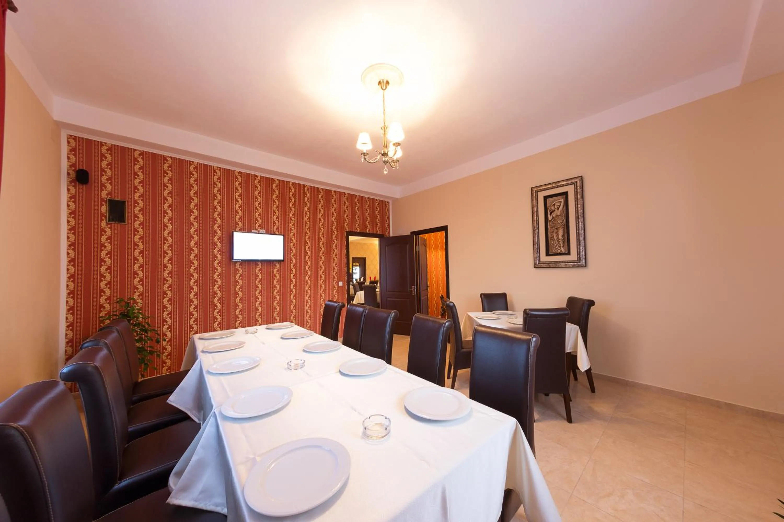 Restaurant/places to eat in Pensiunea Select