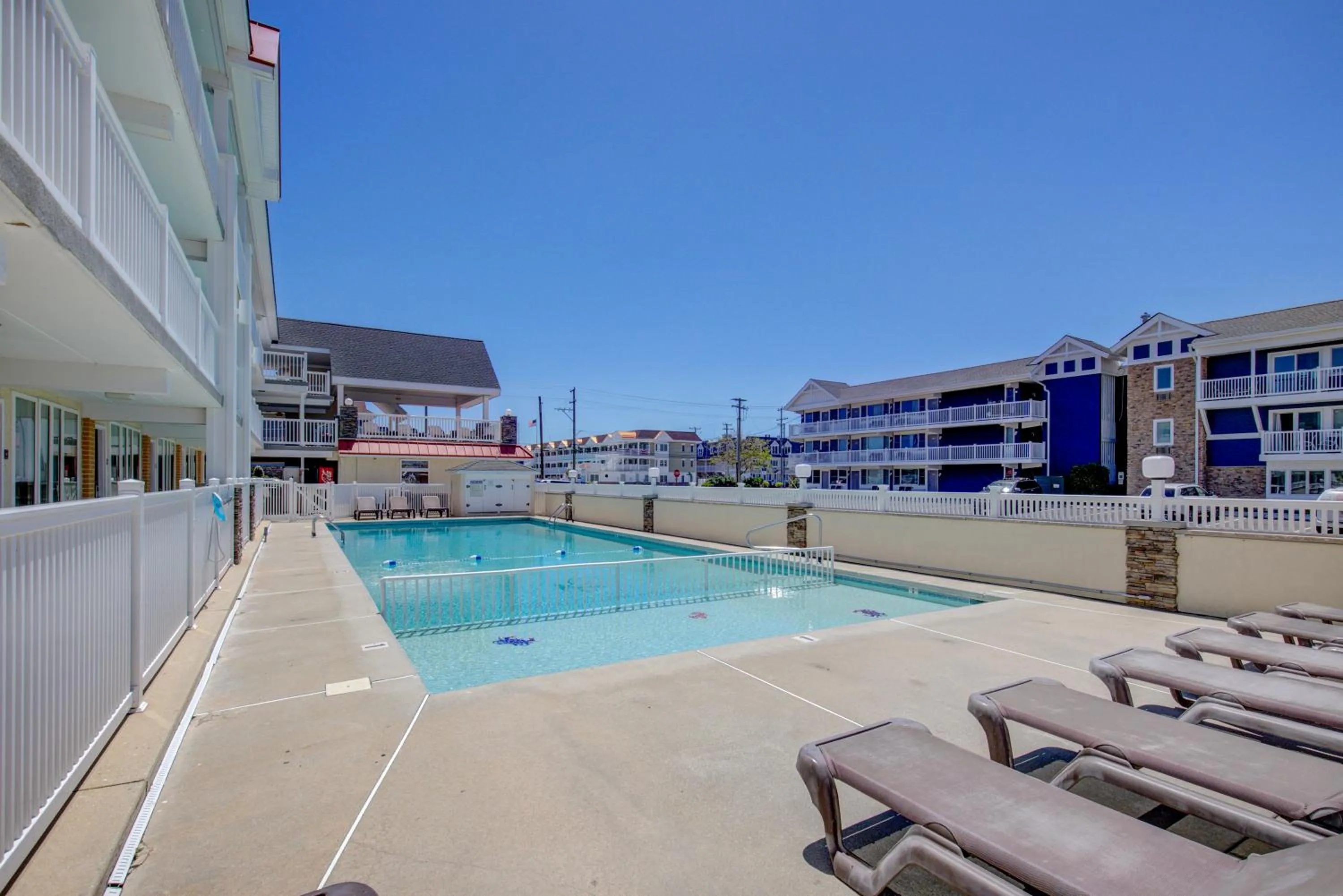 Swimming pool in Desert Sand Resort