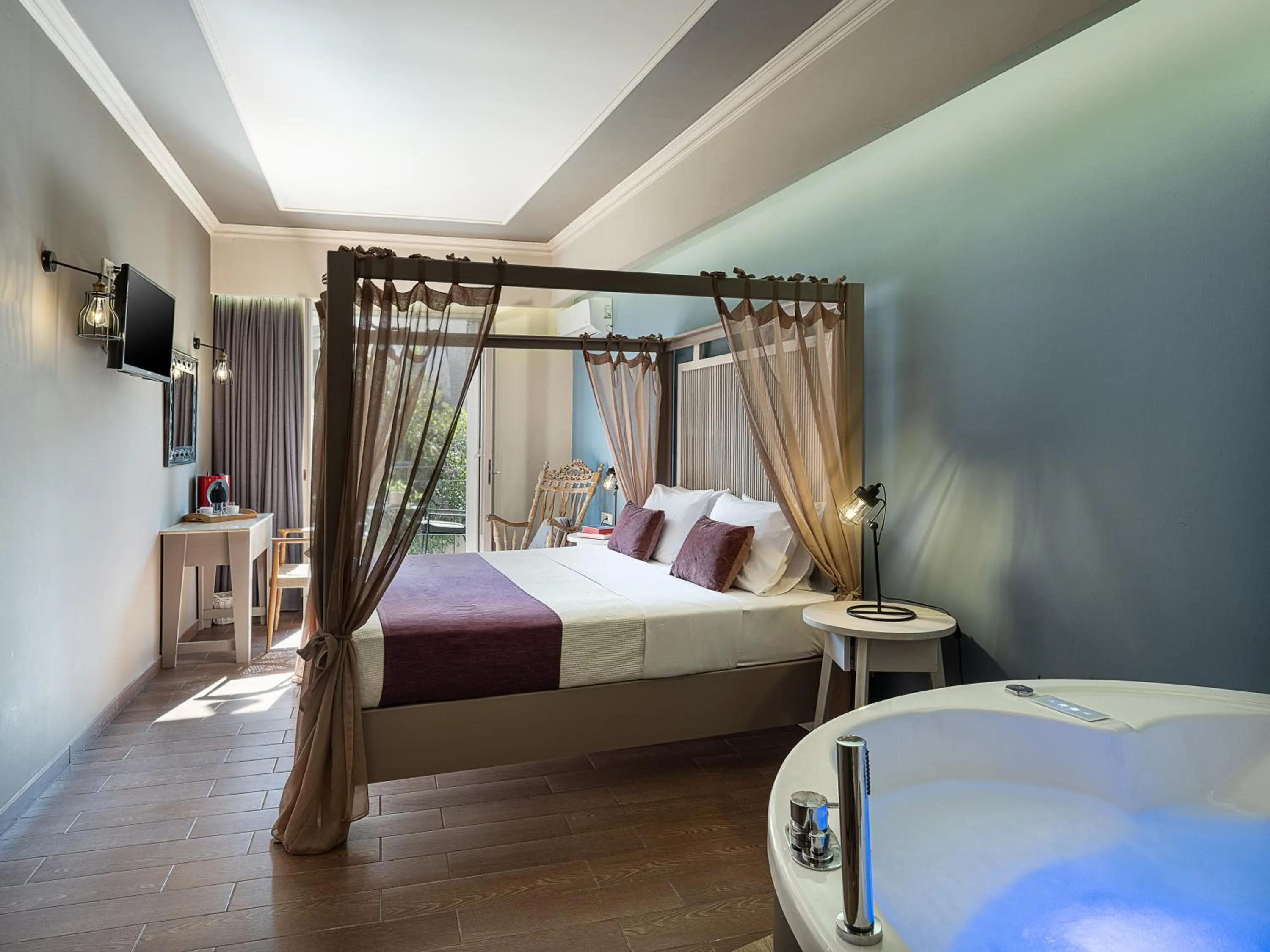 Photo of the whole room, Bed in Elia Potie