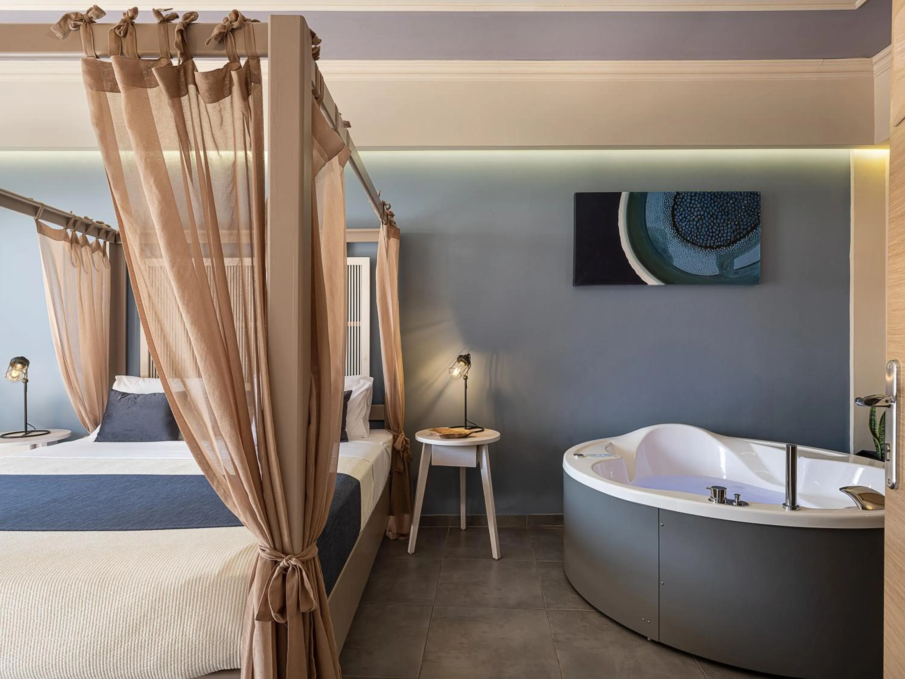 Hot Tub, Bed in Elia Potie