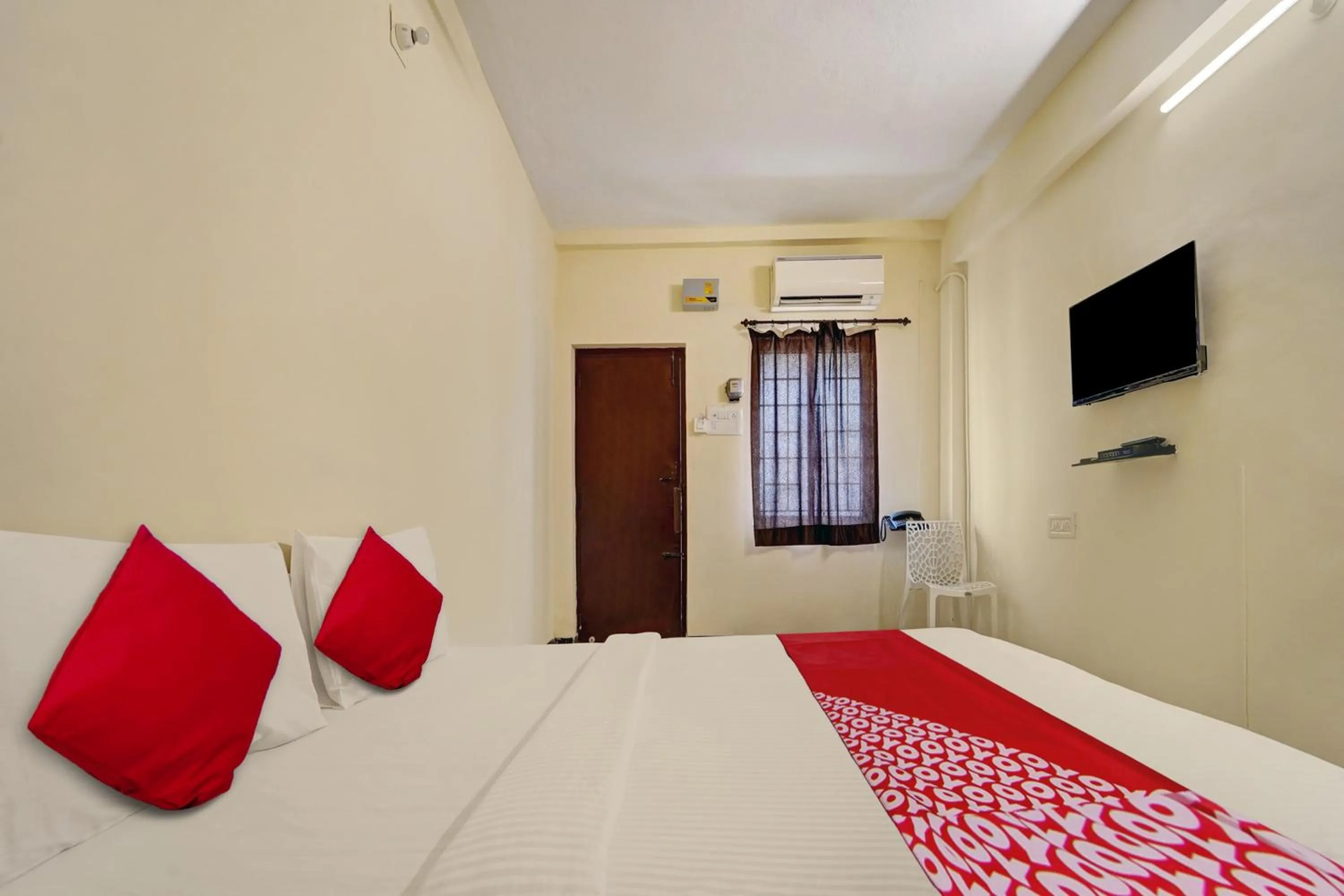 Bedroom, Bed in Hotel O Trident Inn