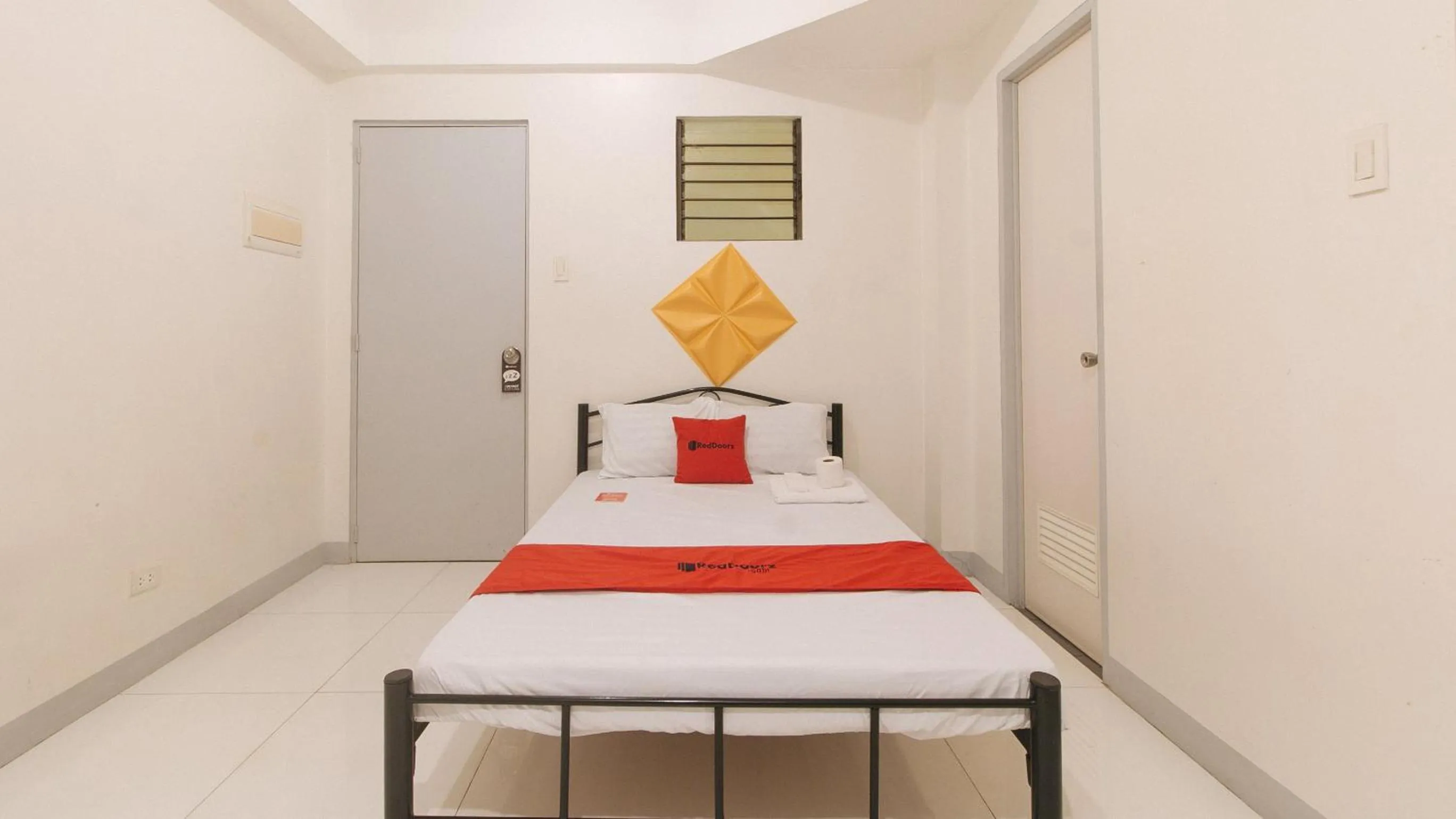 Bedroom in RedDoorz @ The Vjour Hotel Makati