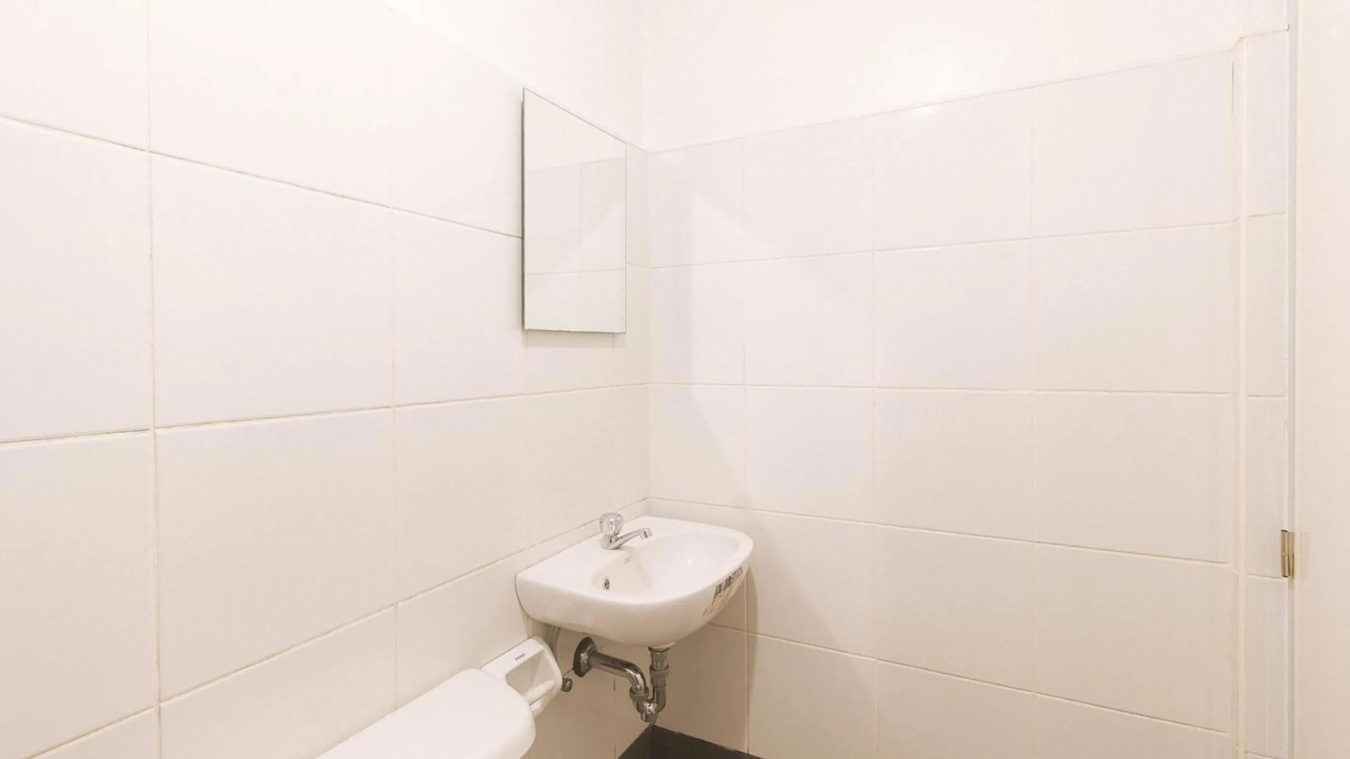 Bathroom in RedDoorz @ The Vjour Hotel Makati