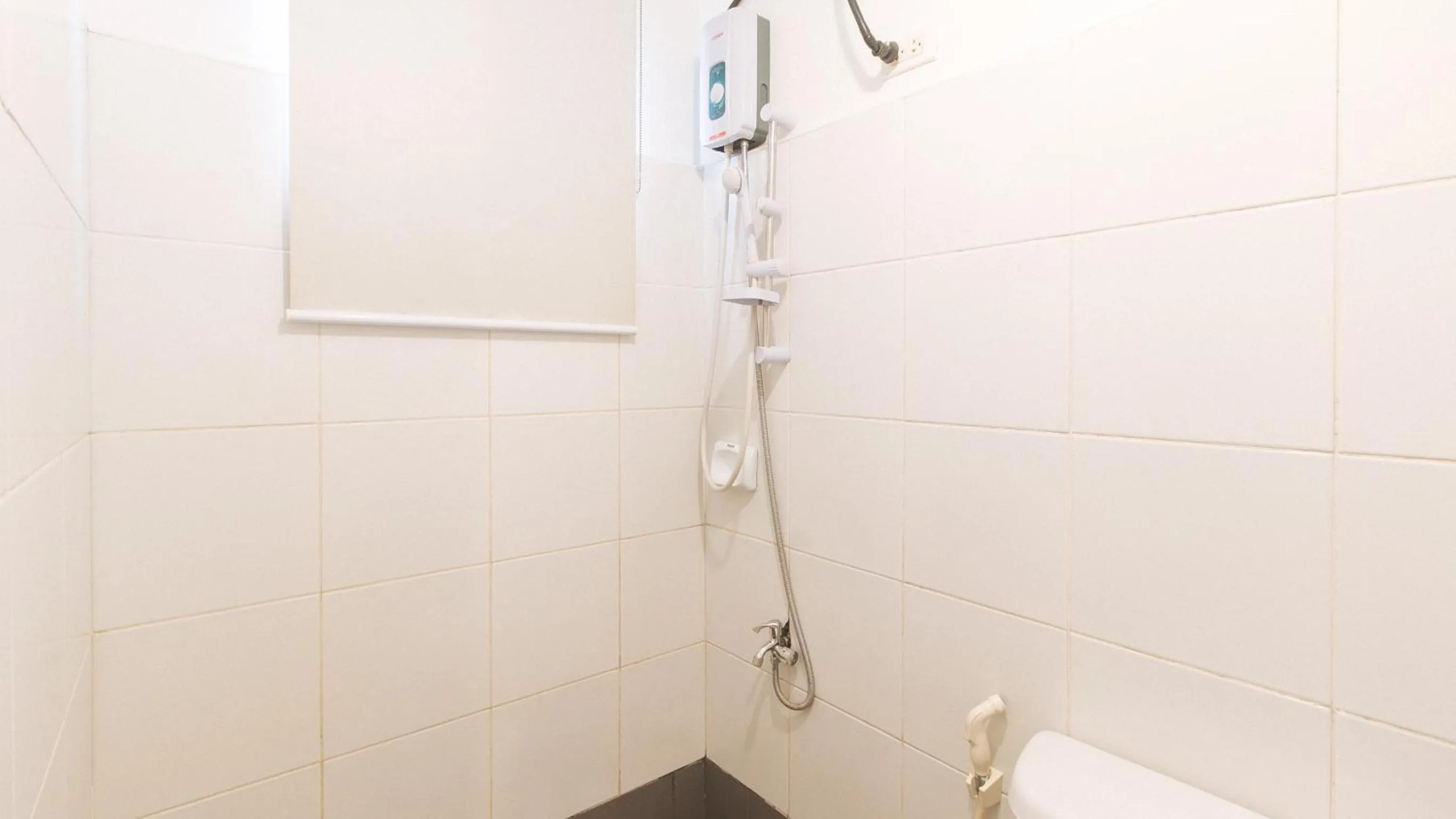 Shower in RedDoorz @ The Vjour Hotel Makati