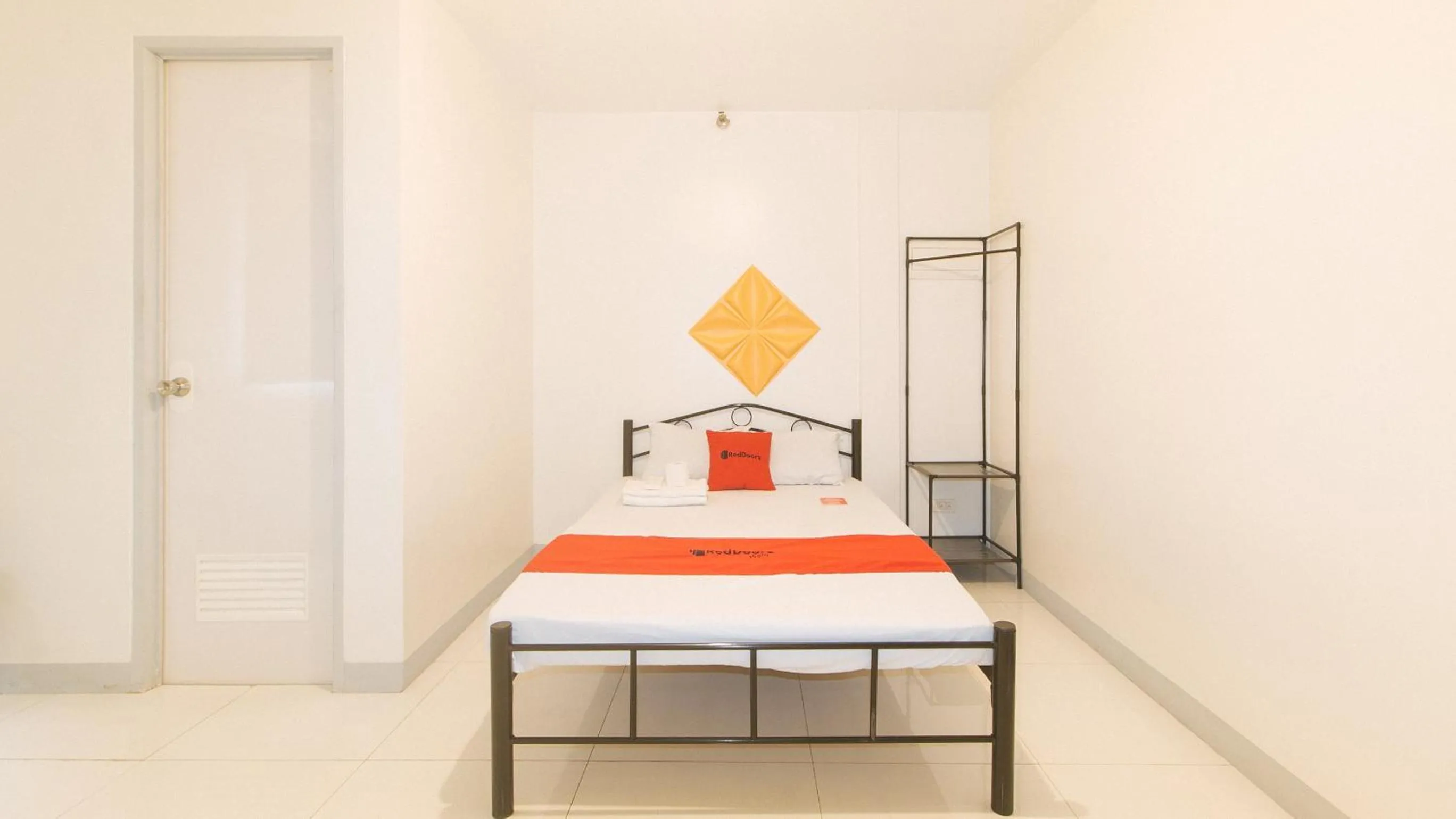 Bed in RedDoorz @ The Vjour Hotel Makati