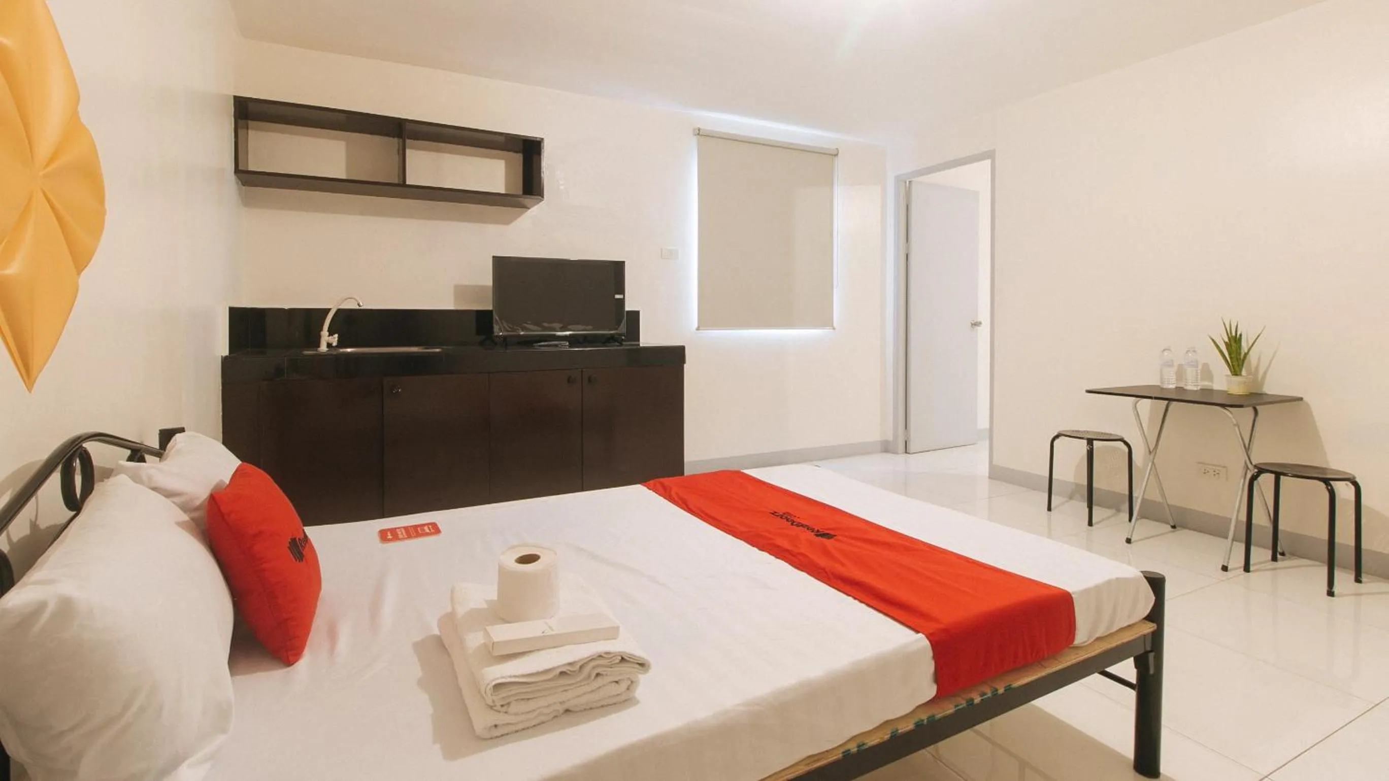 Bed in RedDoorz @ The Vjour Hotel Makati