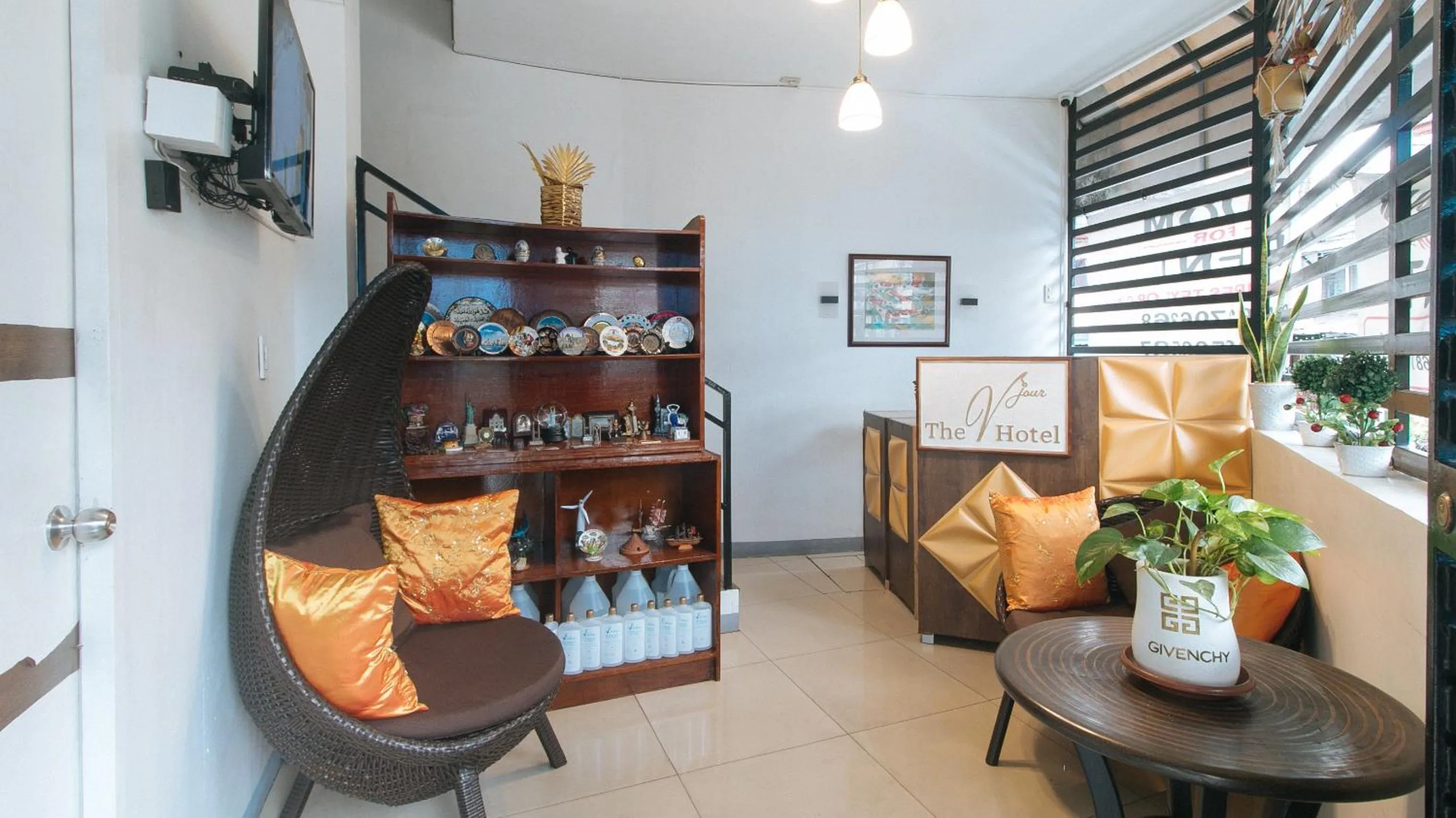 TV and multimedia in RedDoorz @ The Vjour Hotel Makati