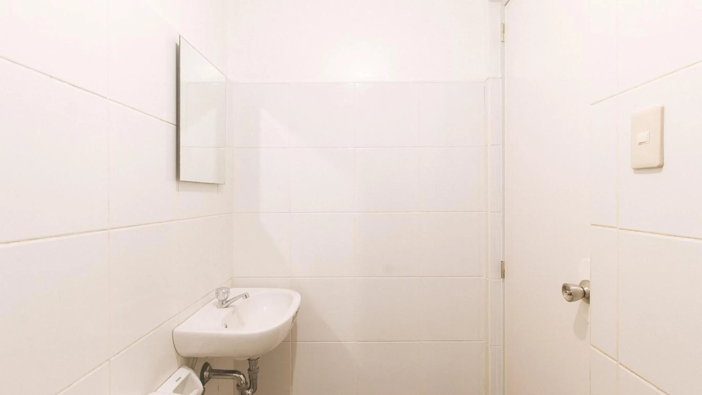 Shower in RedDoorz @ The Vjour Hotel Makati