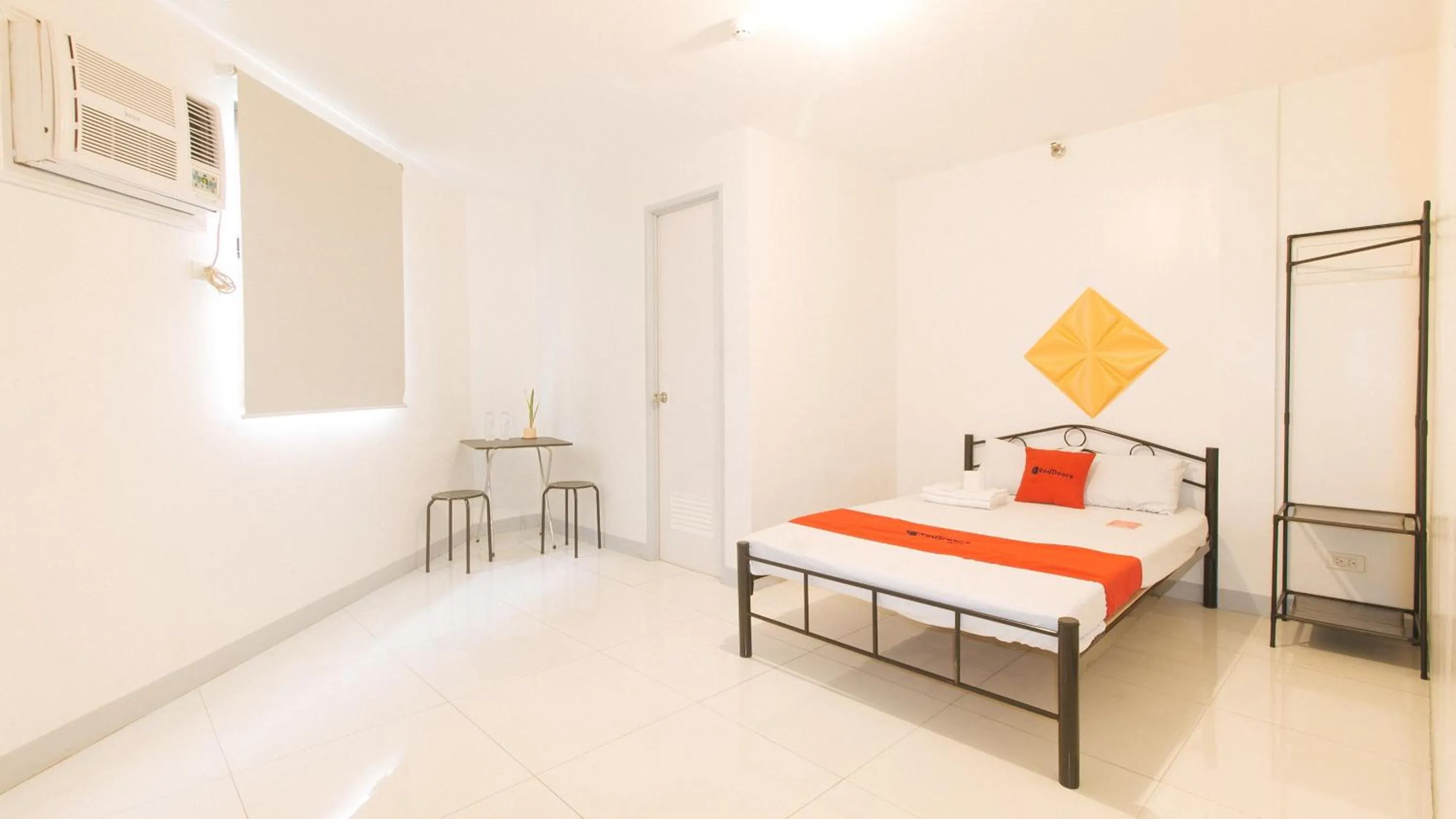 Bed in RedDoorz @ The Vjour Hotel Makati