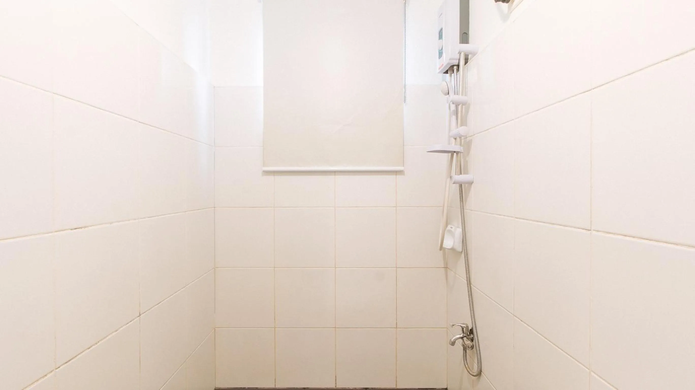 Shower in RedDoorz @ The Vjour Hotel Makati