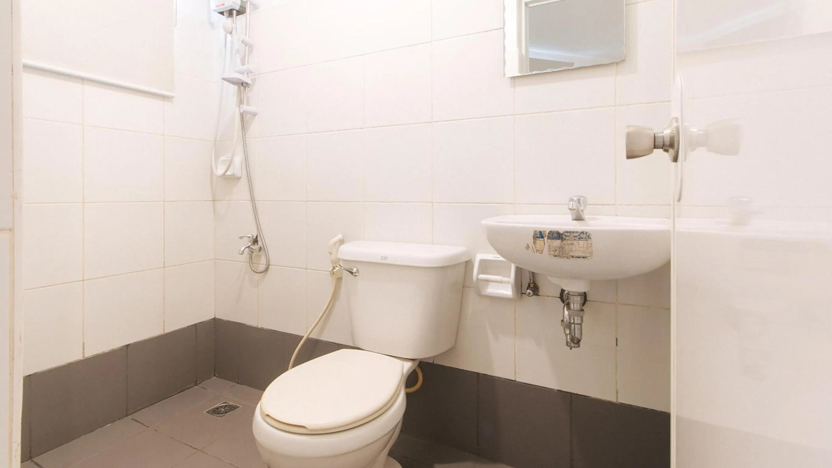 Shower in RedDoorz @ The Vjour Hotel Makati