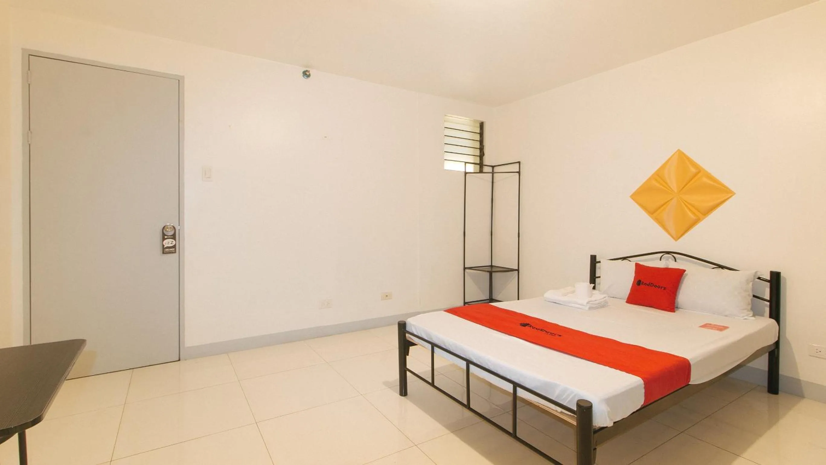 Bed in RedDoorz @ The Vjour Hotel Makati