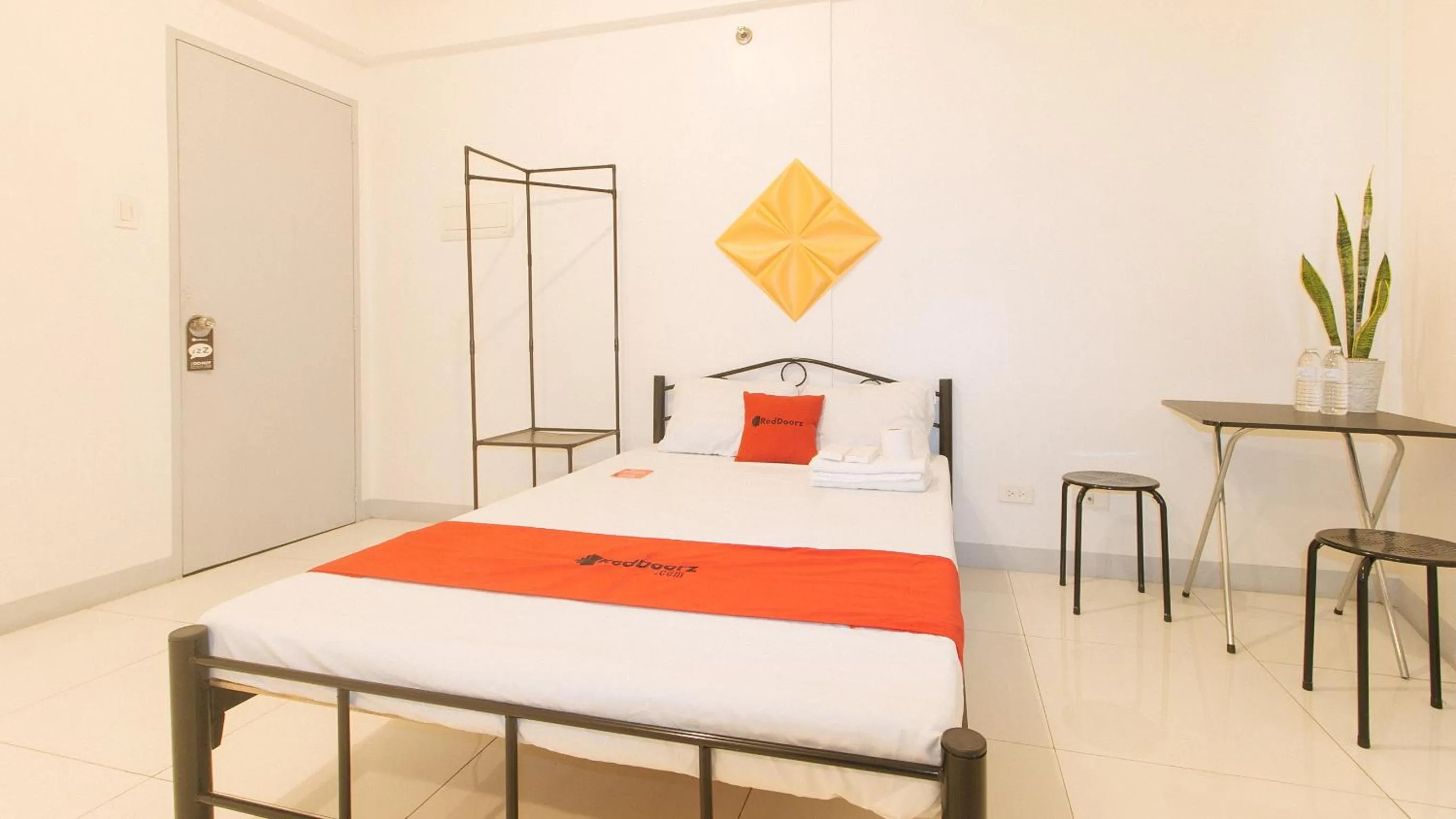 Photo of the whole room, Bed in RedDoorz @ The Vjour Hotel Makati