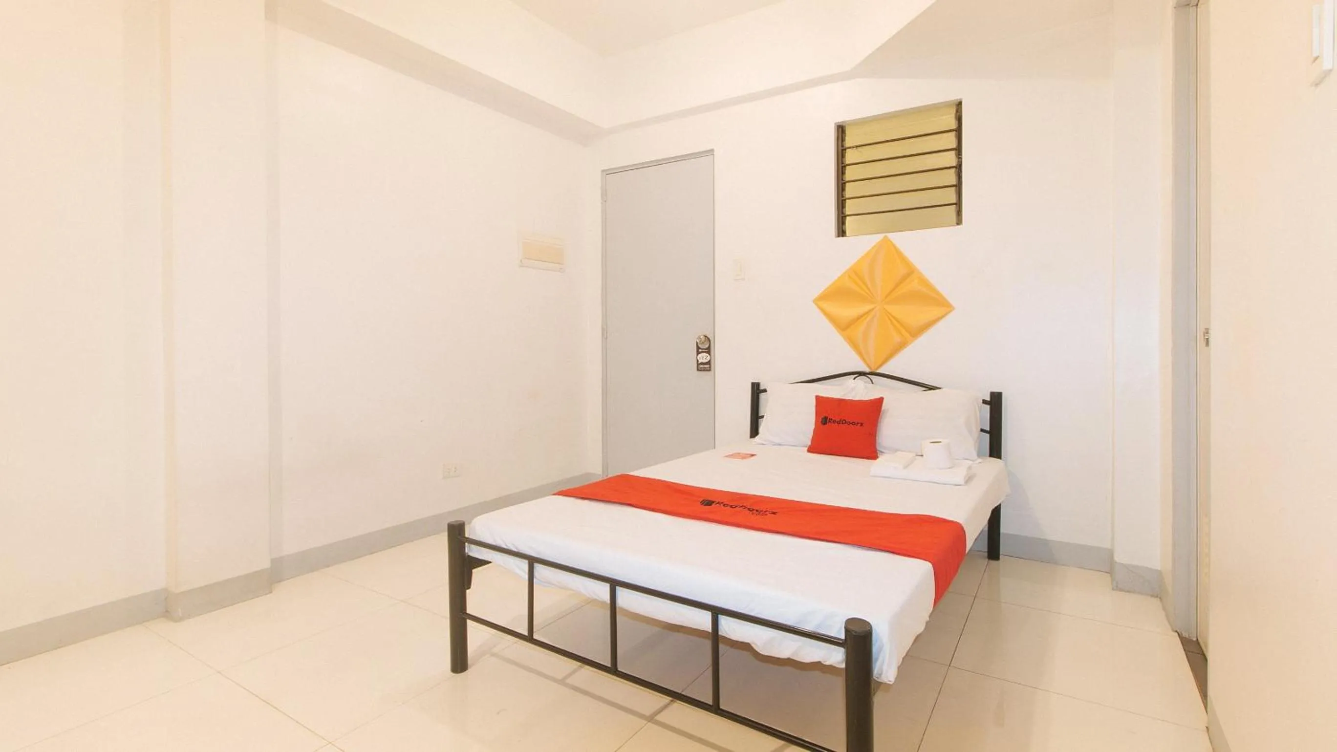 Bed in RedDoorz @ The Vjour Hotel Makati