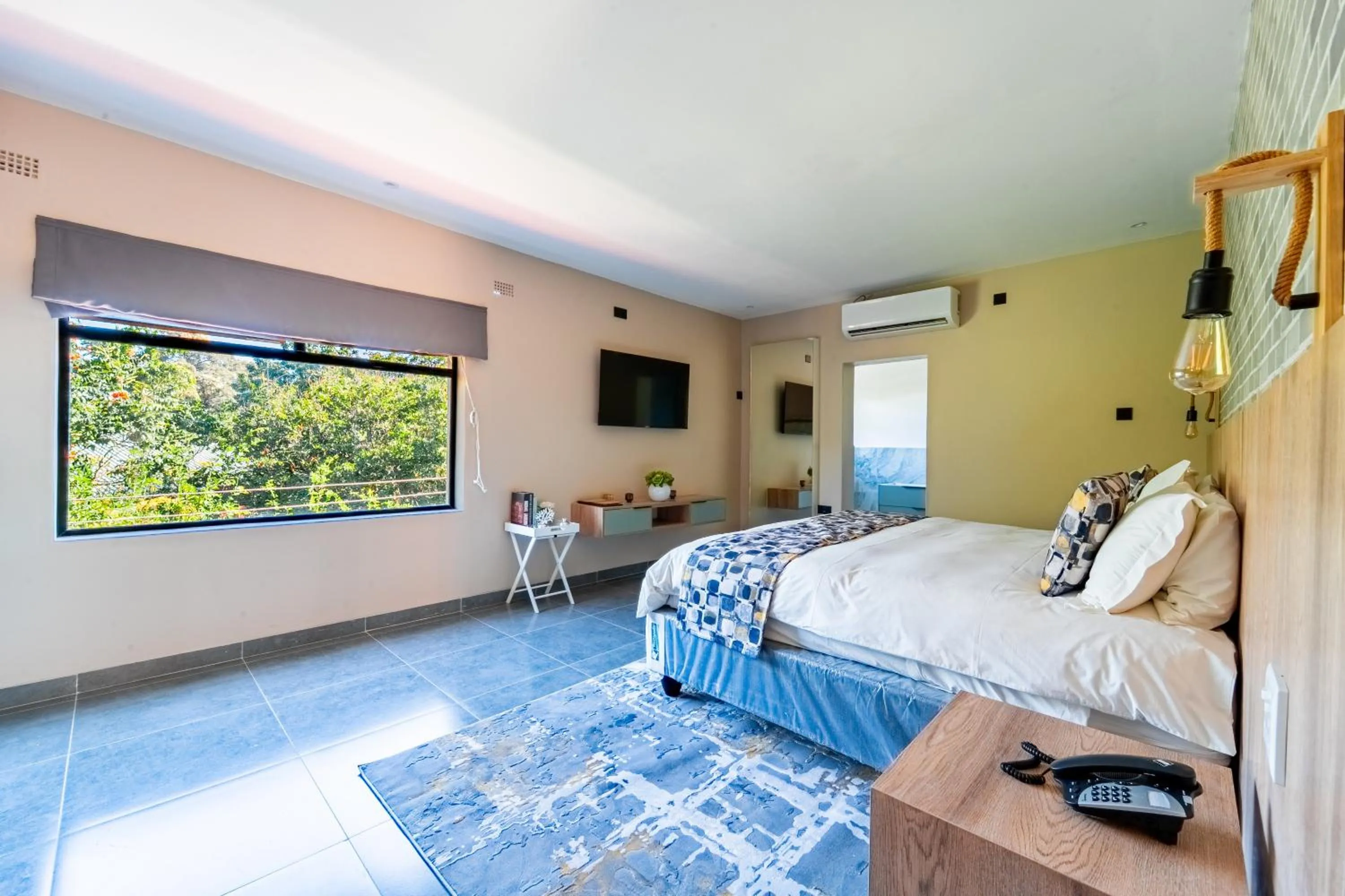 Bedroom, Bed in The Little Outlook