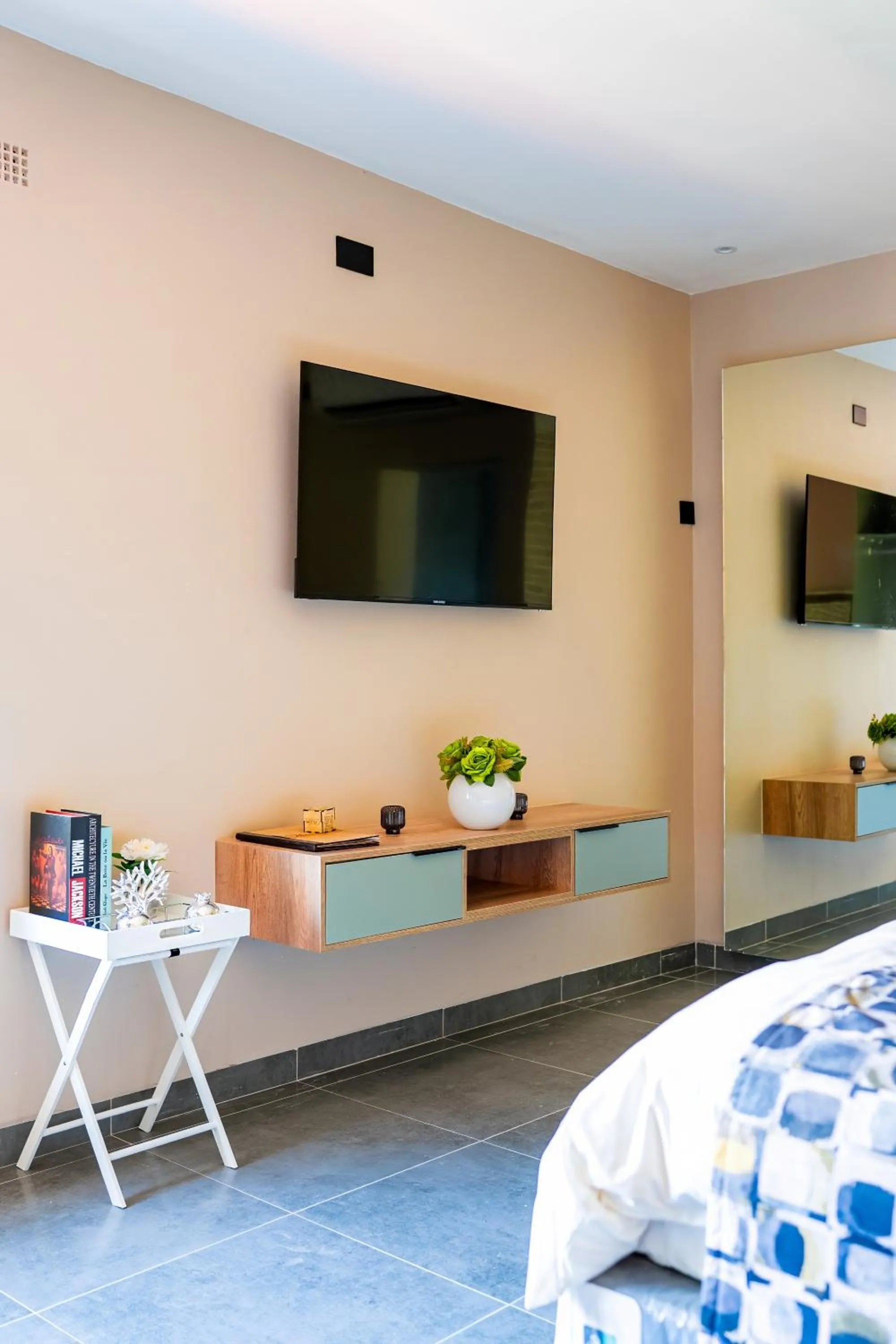 TV and multimedia, Bed in The Little Outlook