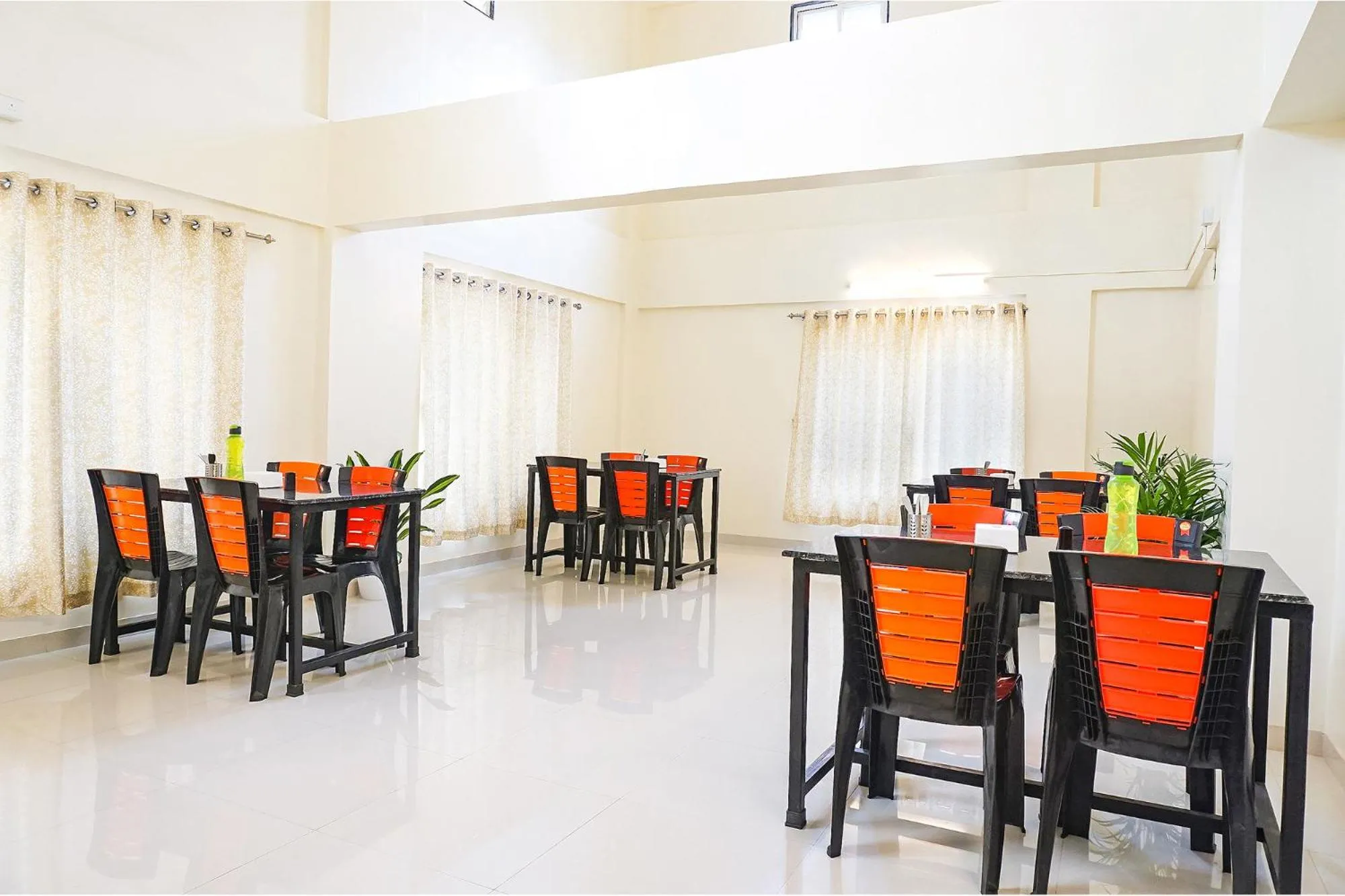 Restaurant/places to eat in FabHotel Majestic Luxurious - Nr Rajaram Bhiku Pathare Stadium