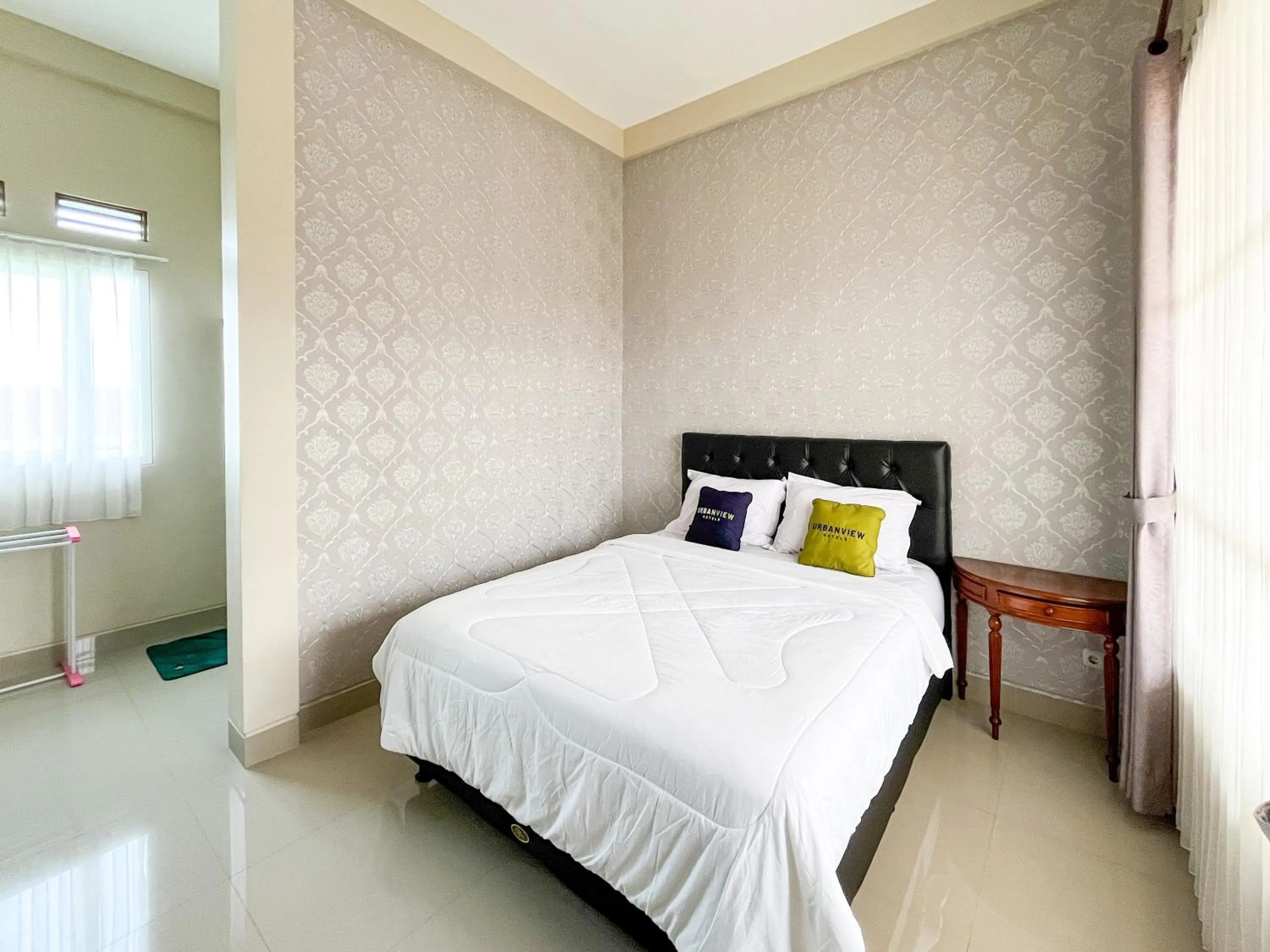 Bed in Urbanview Syariah Hotel Kanigara Batu