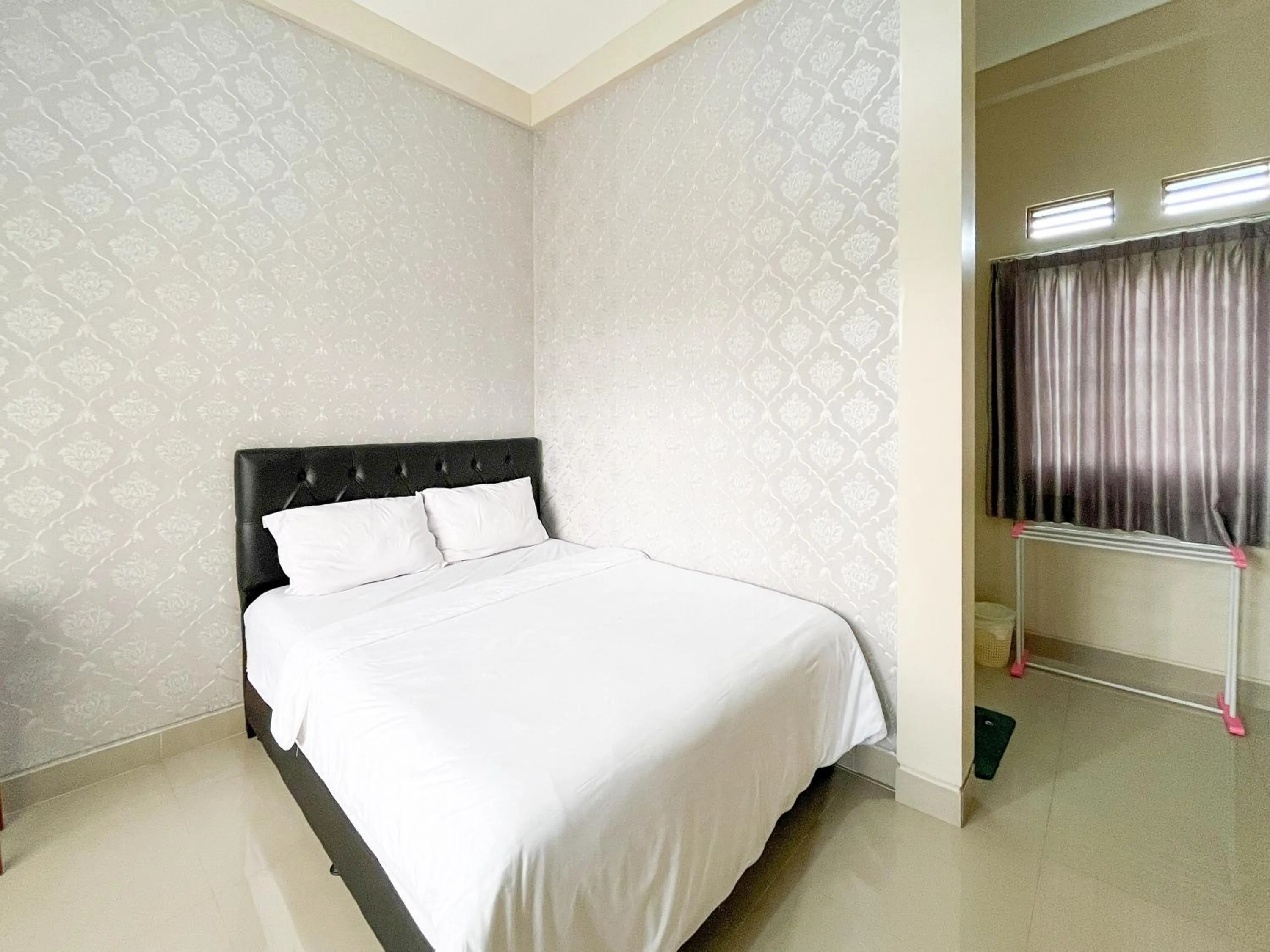 Bed in Urbanview Syariah Hotel Kanigara Batu