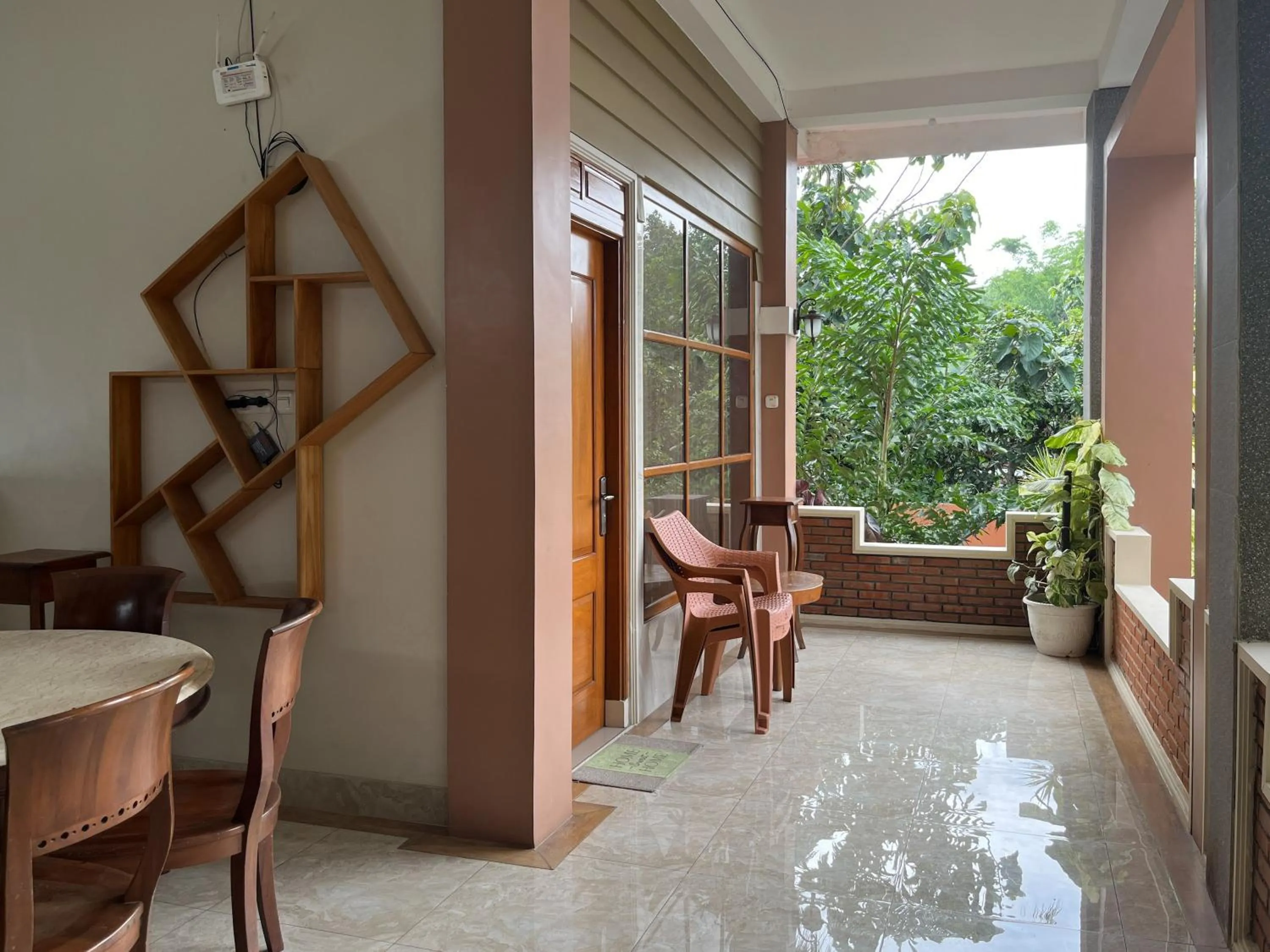 Seating area in Urbanview Syariah Hotel Kanigara Batu