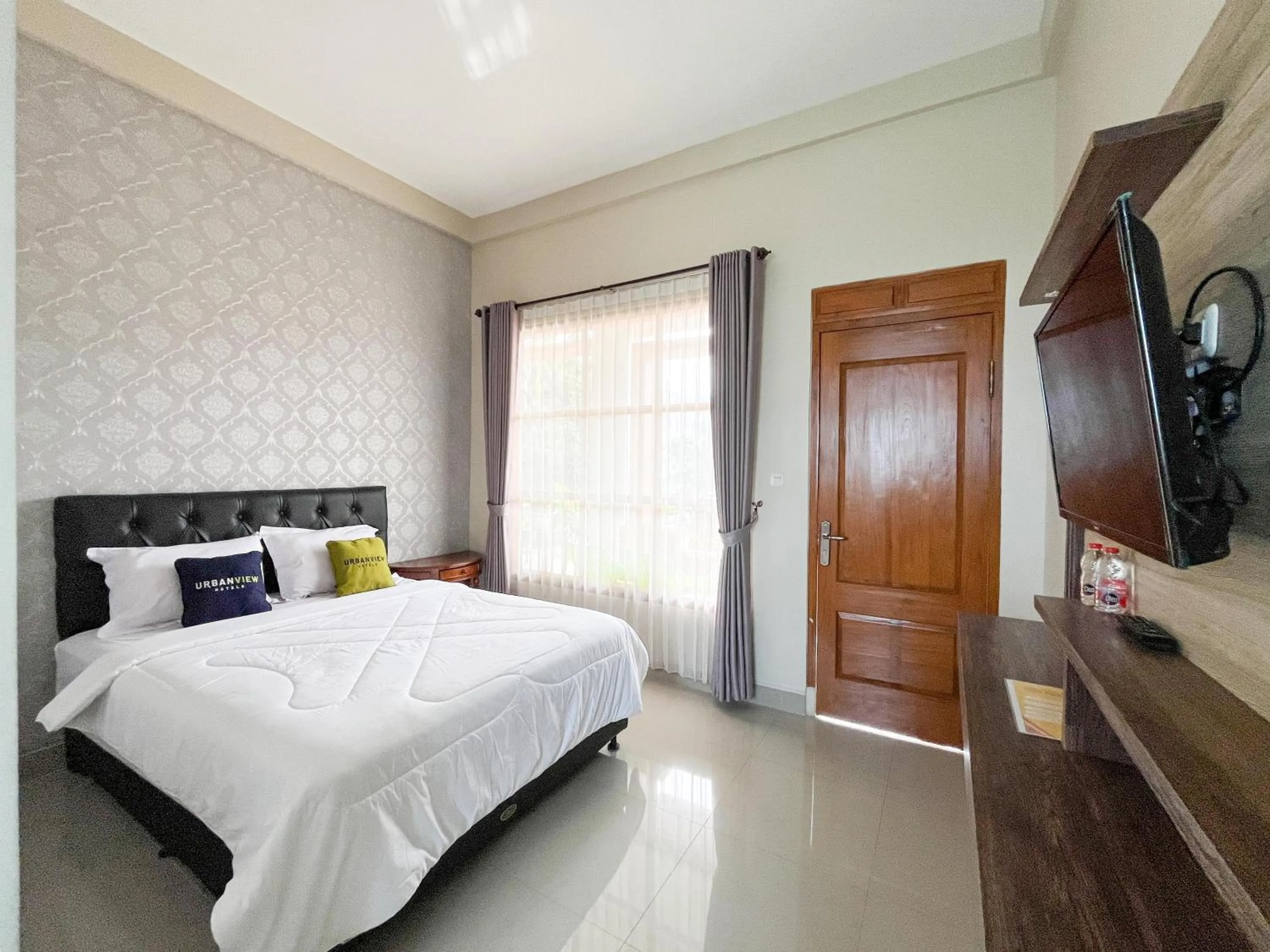 Bedroom, Bed in Urbanview Syariah Hotel Kanigara Batu