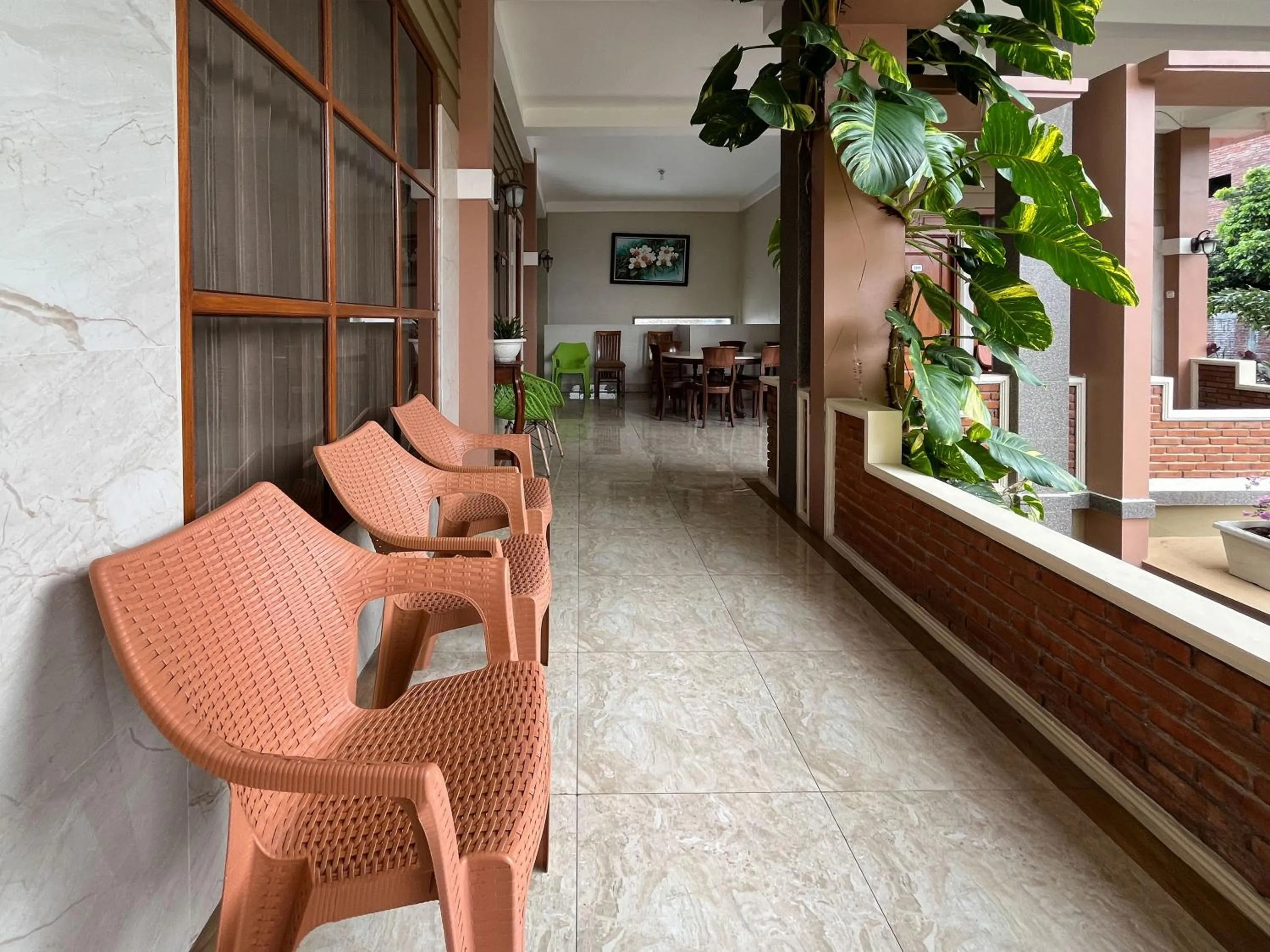 Seating area in Urbanview Syariah Hotel Kanigara Batu