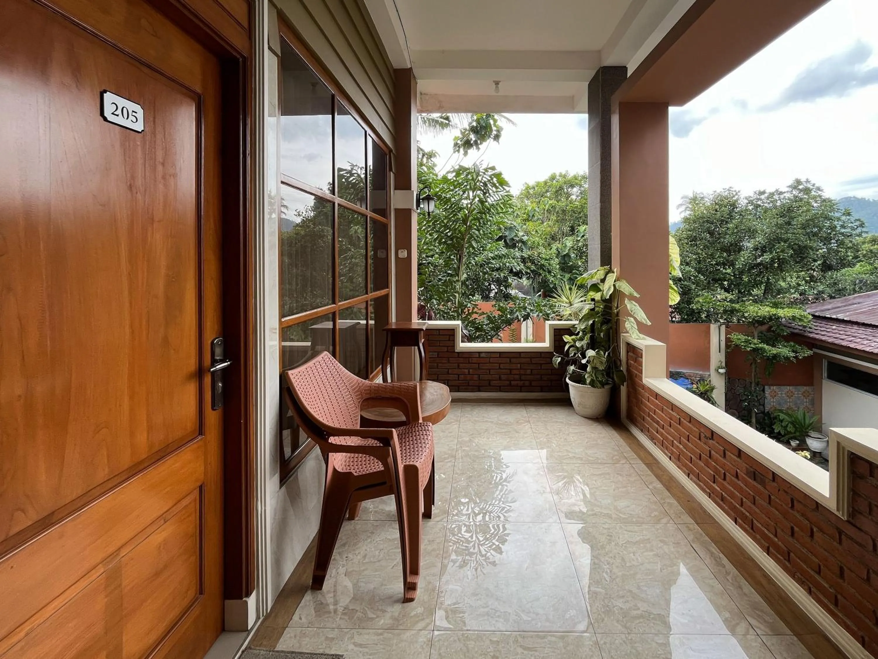 Balcony/Terrace in Urbanview Syariah Hotel Kanigara Batu