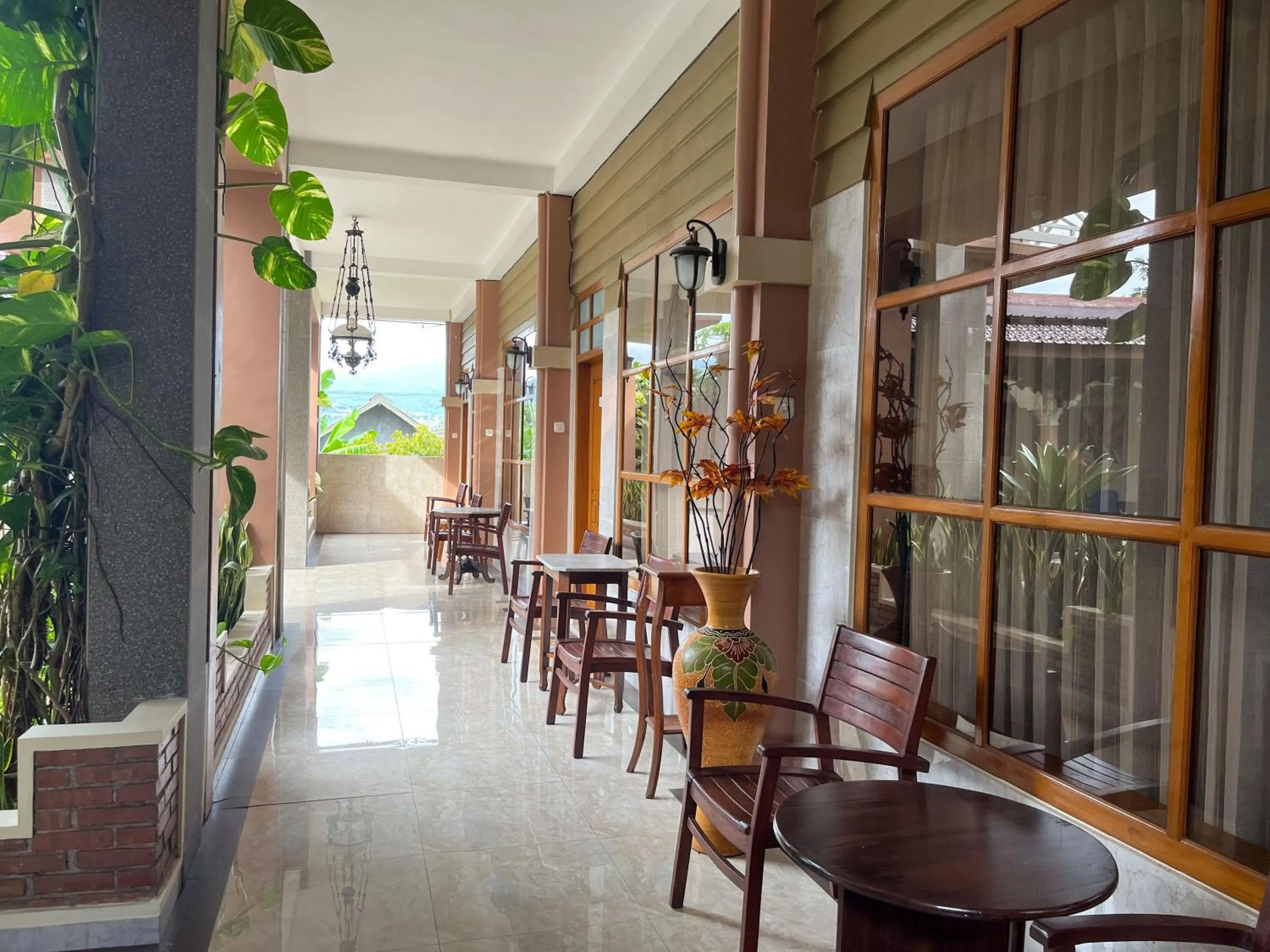 Seating area in Urbanview Syariah Hotel Kanigara Batu