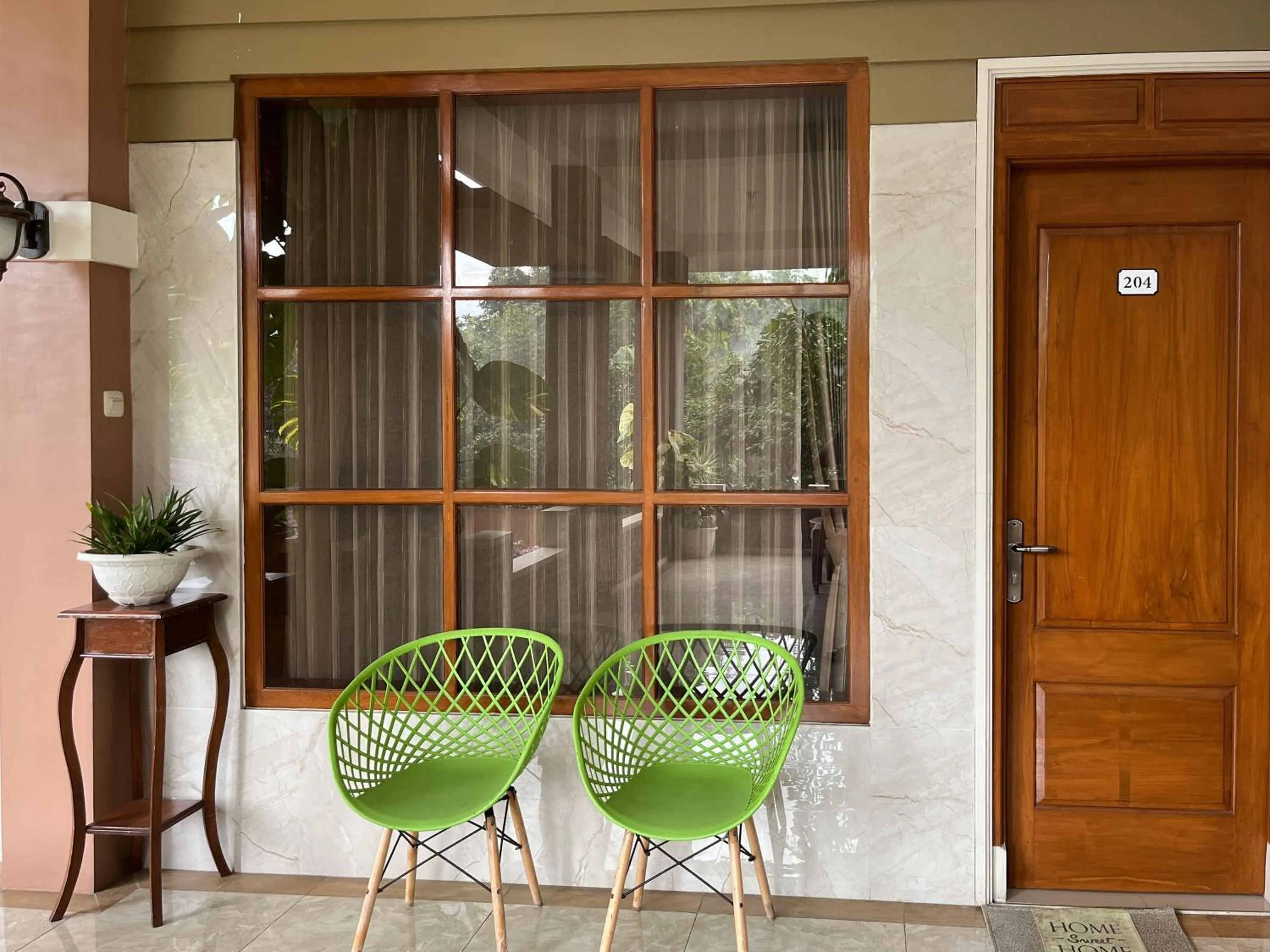 Seating area in Urbanview Syariah Hotel Kanigara Batu