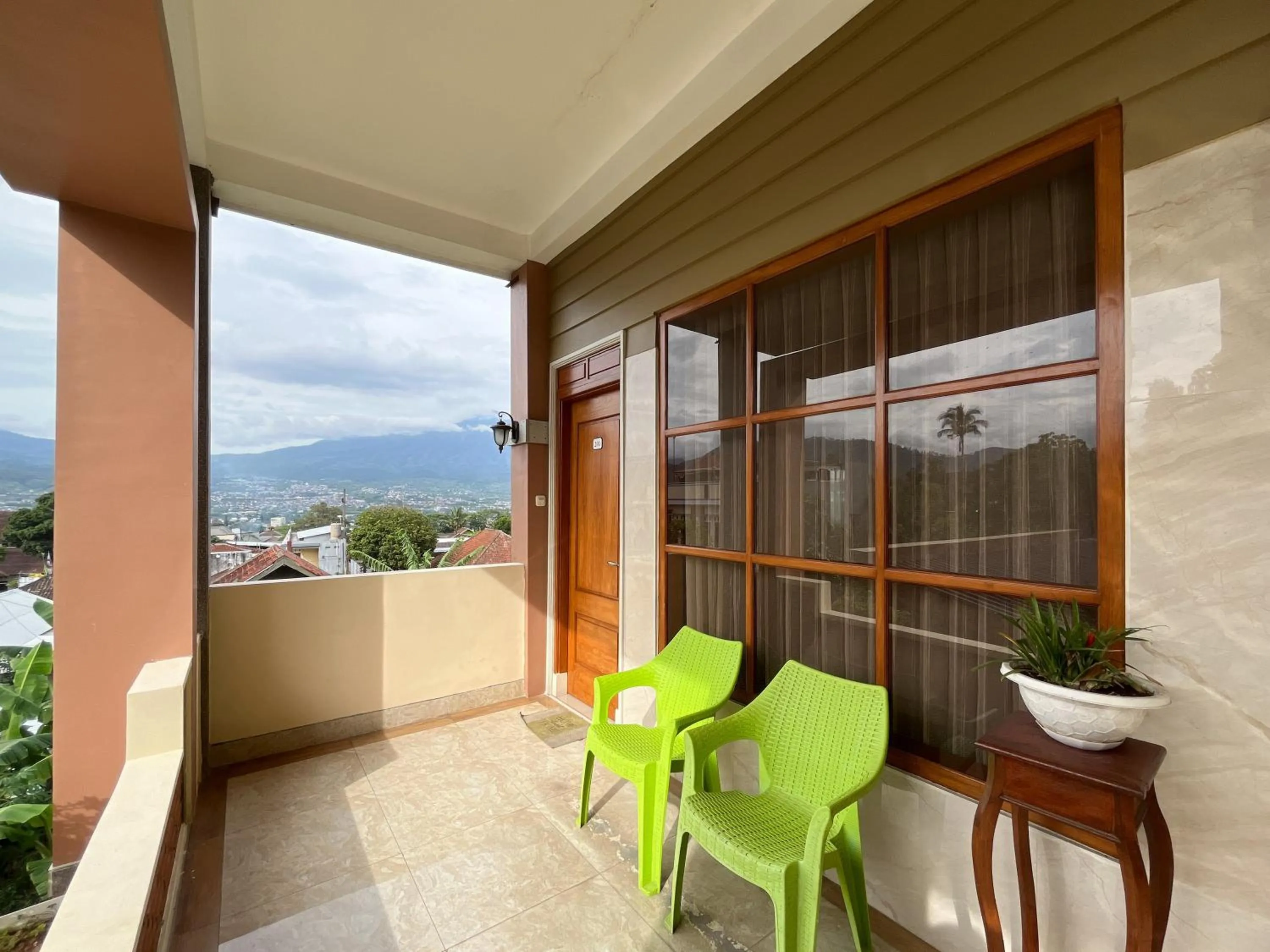 Seating area in Urbanview Syariah Hotel Kanigara Batu