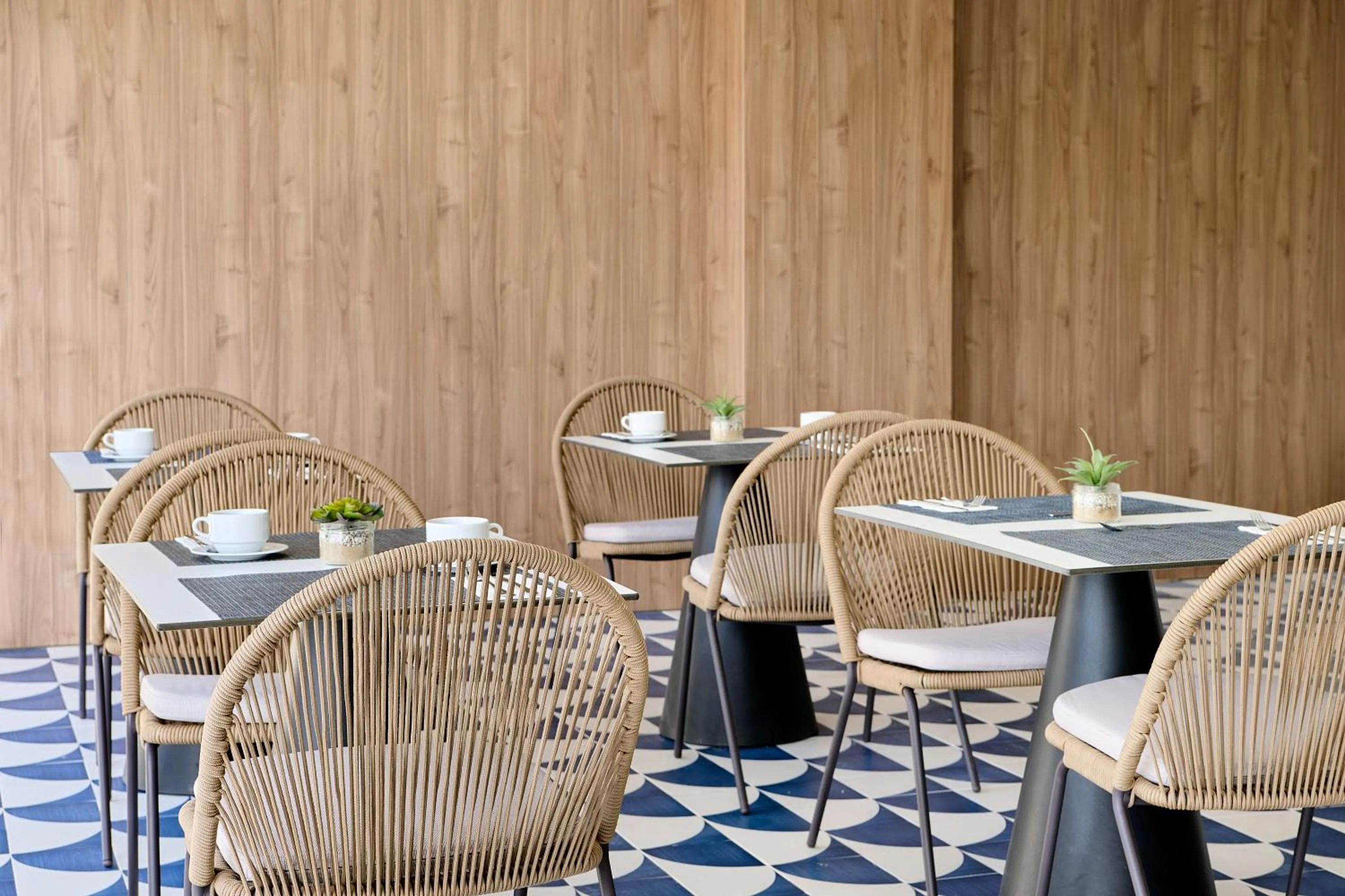 Restaurant/places to eat in Exe Portals Nous