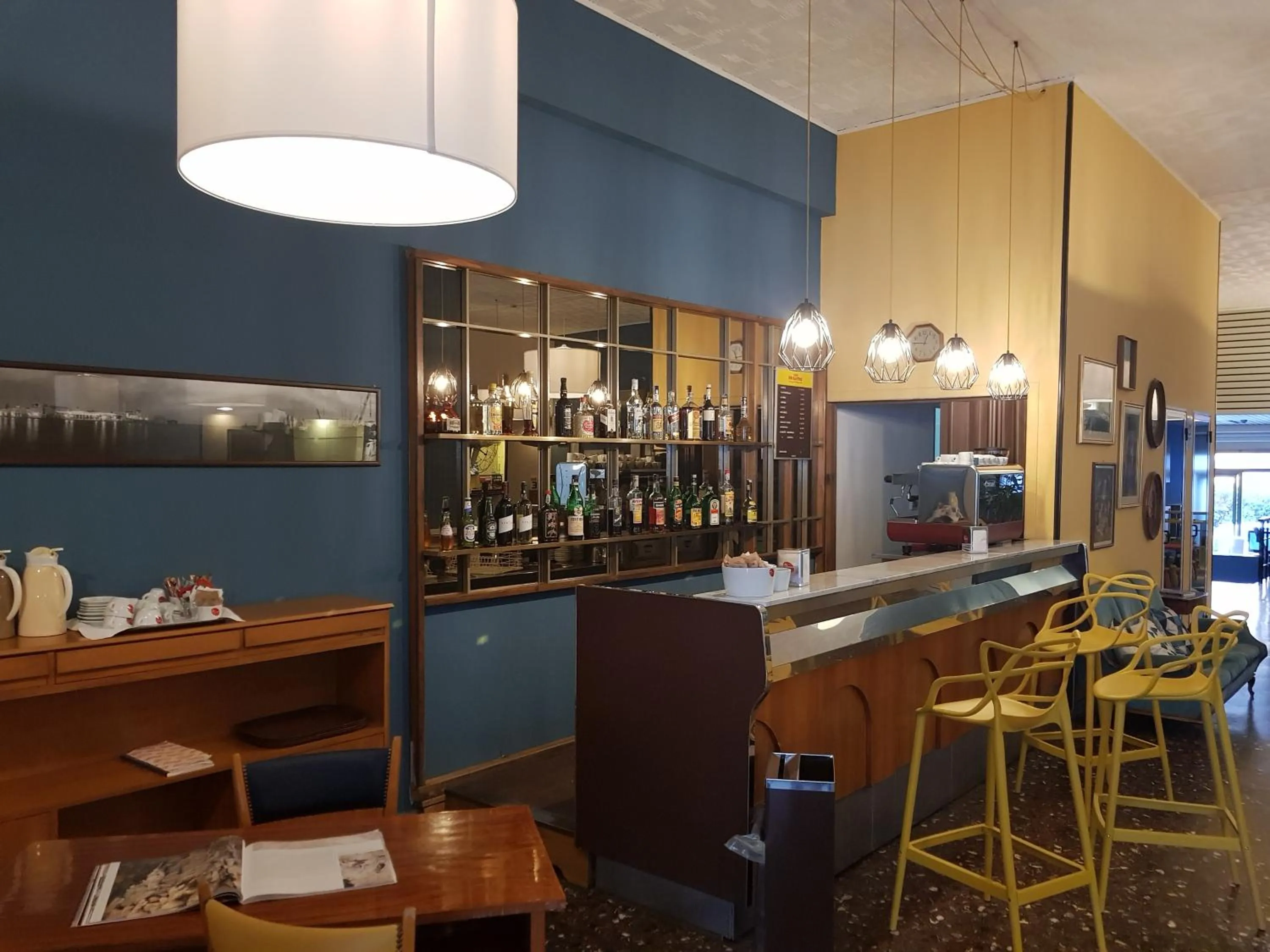 Lounge or bar in ibis styles Trani