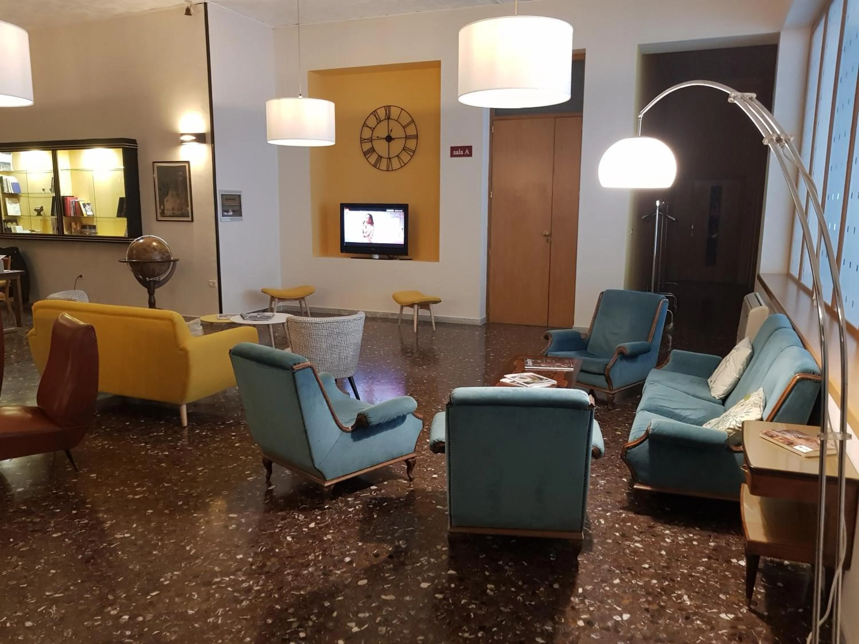 Communal lounge/ TV room in ibis styles Trani
