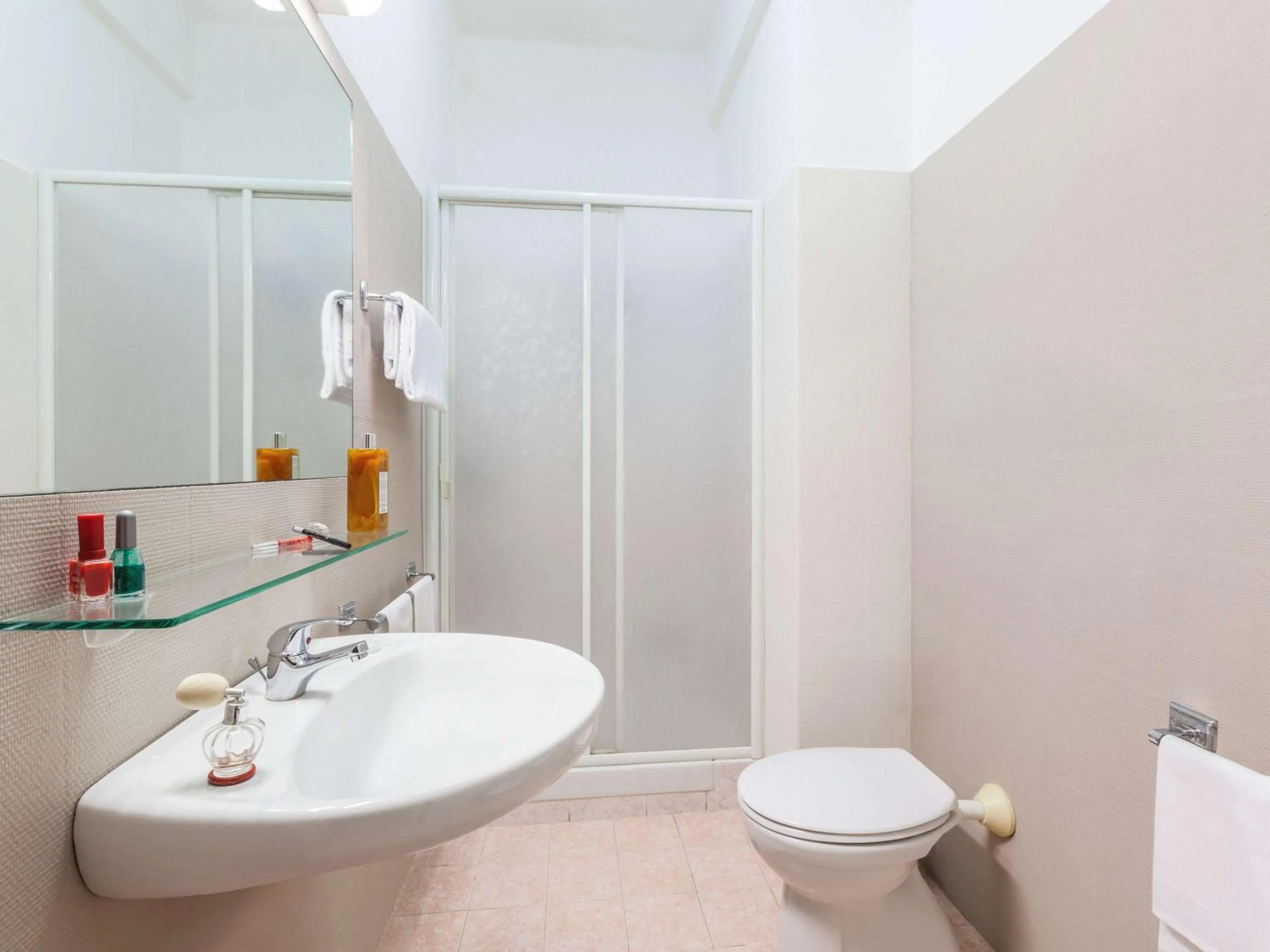 Photo of the whole room in ibis styles Trani