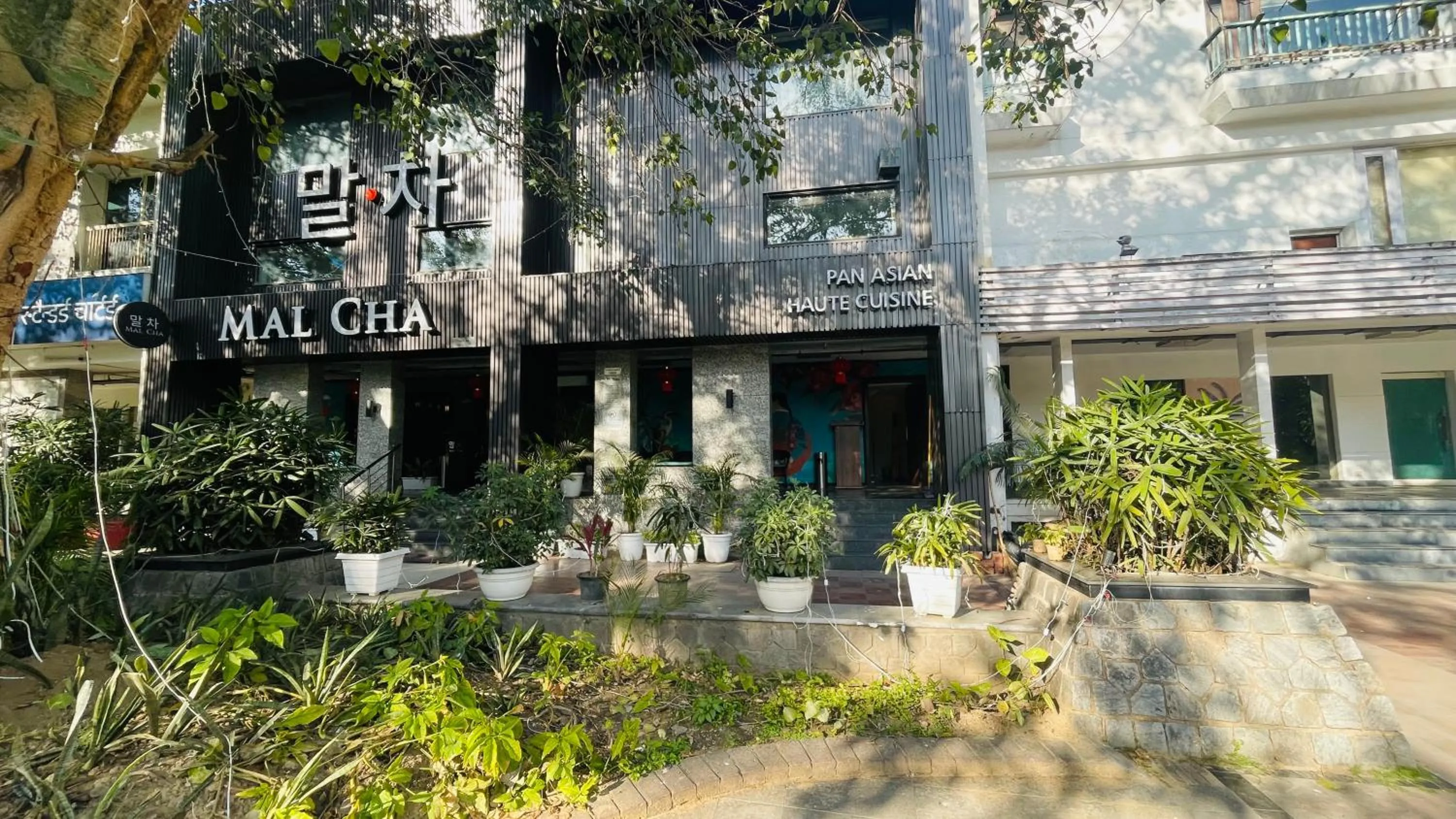 Facade/entrance in Saltstayz Select - Malcha & Chankyapuri