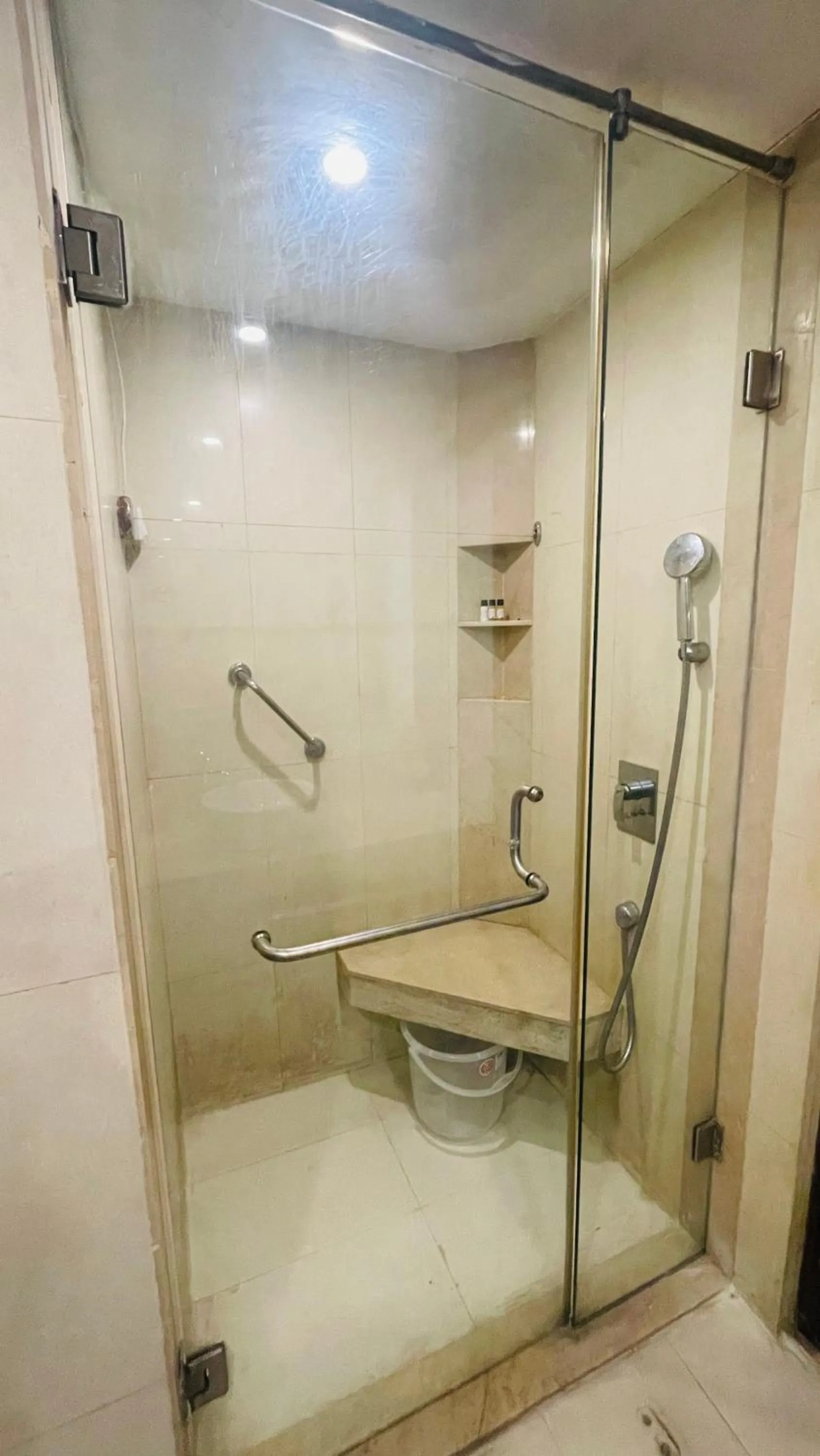 Shower in Saltstayz Select - Malcha & Chankyapuri