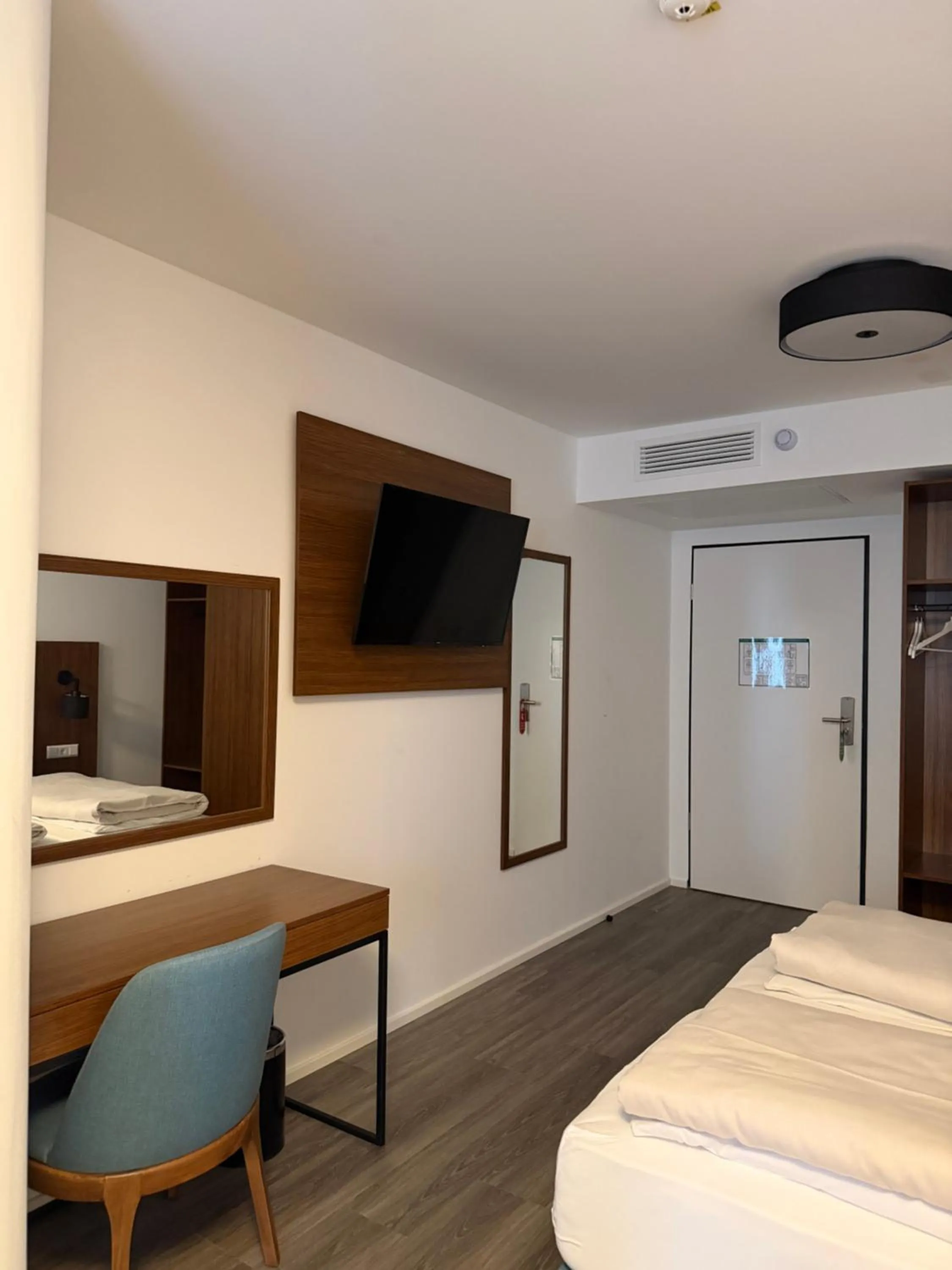 Bed in Lillys Hotel München