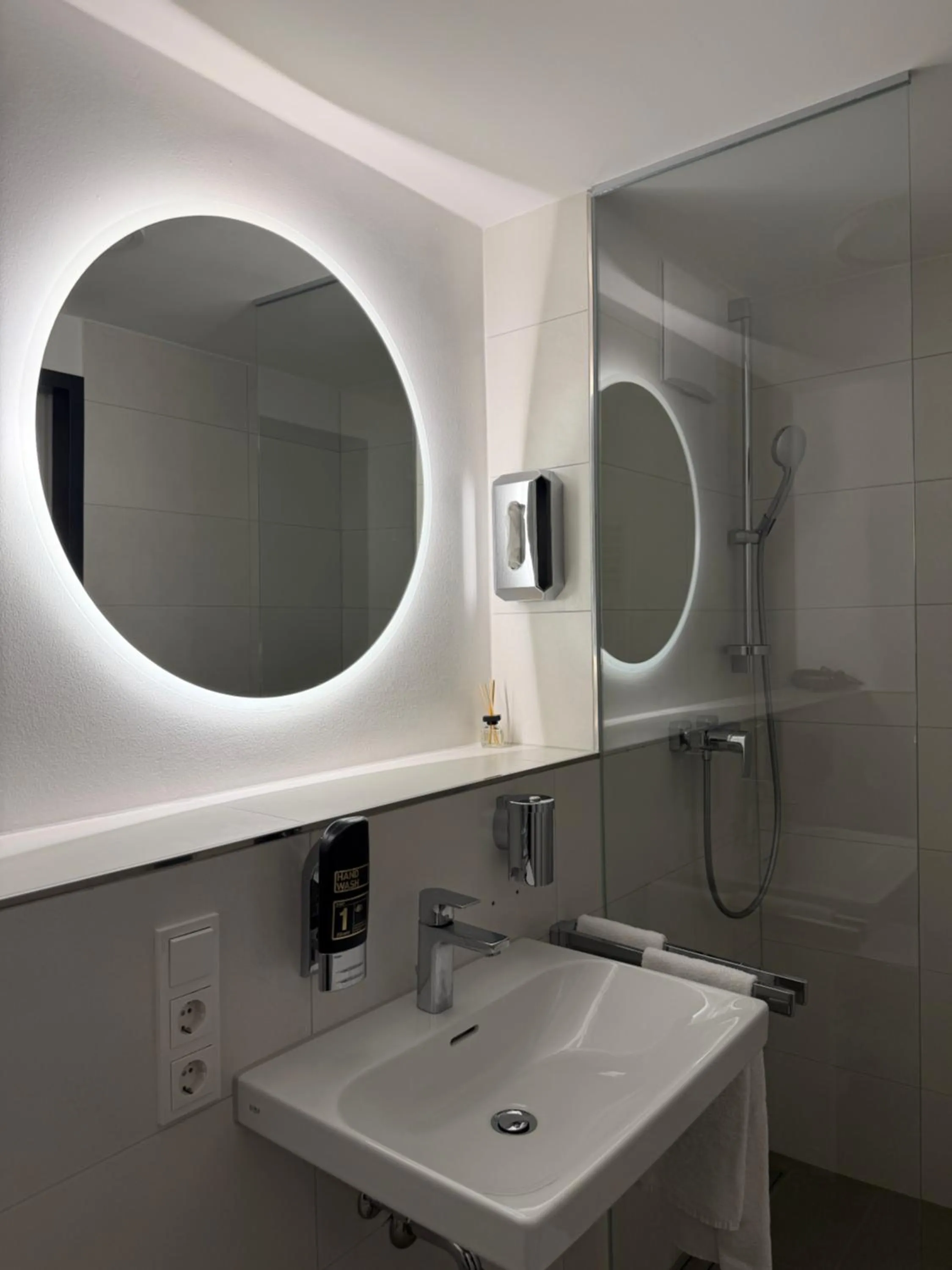 Bathroom in Lillys Hotel München