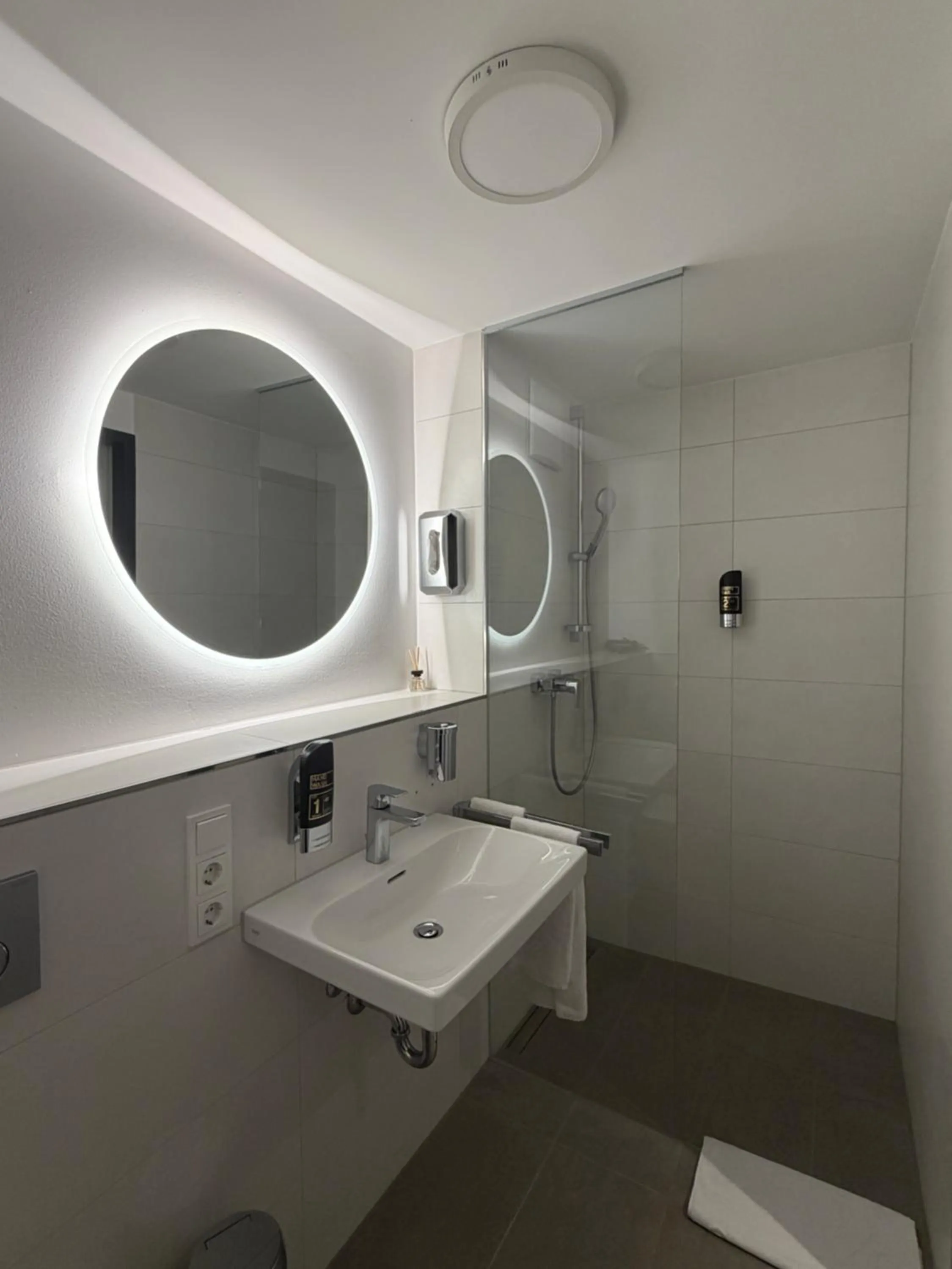 Shower in Lillys Hotel München