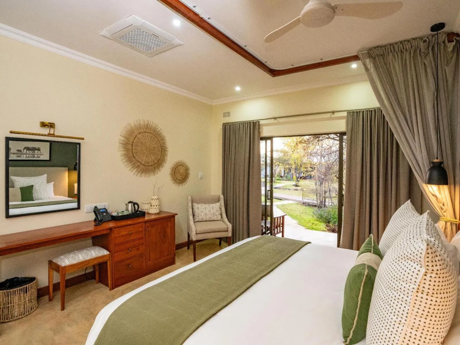 Photo of the whole room, Bed in Insika lodge