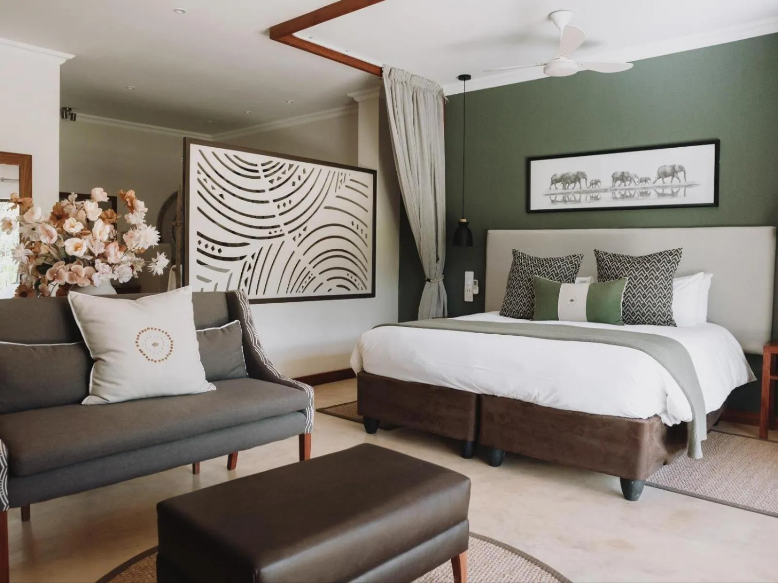 Photo of the whole room, Bed in Insika lodge