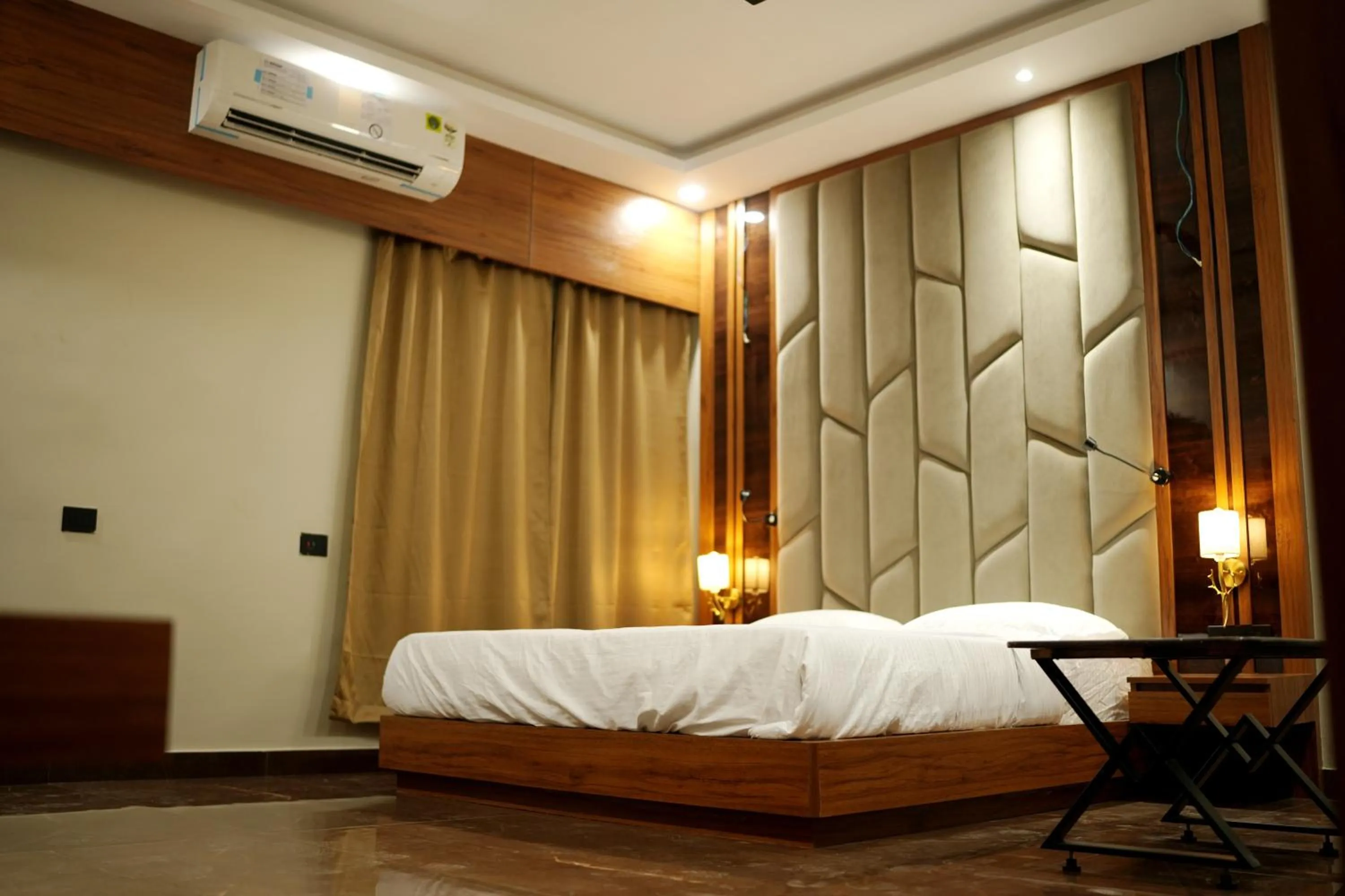 Photo of the whole room, Bed in BANMALI REGENCY